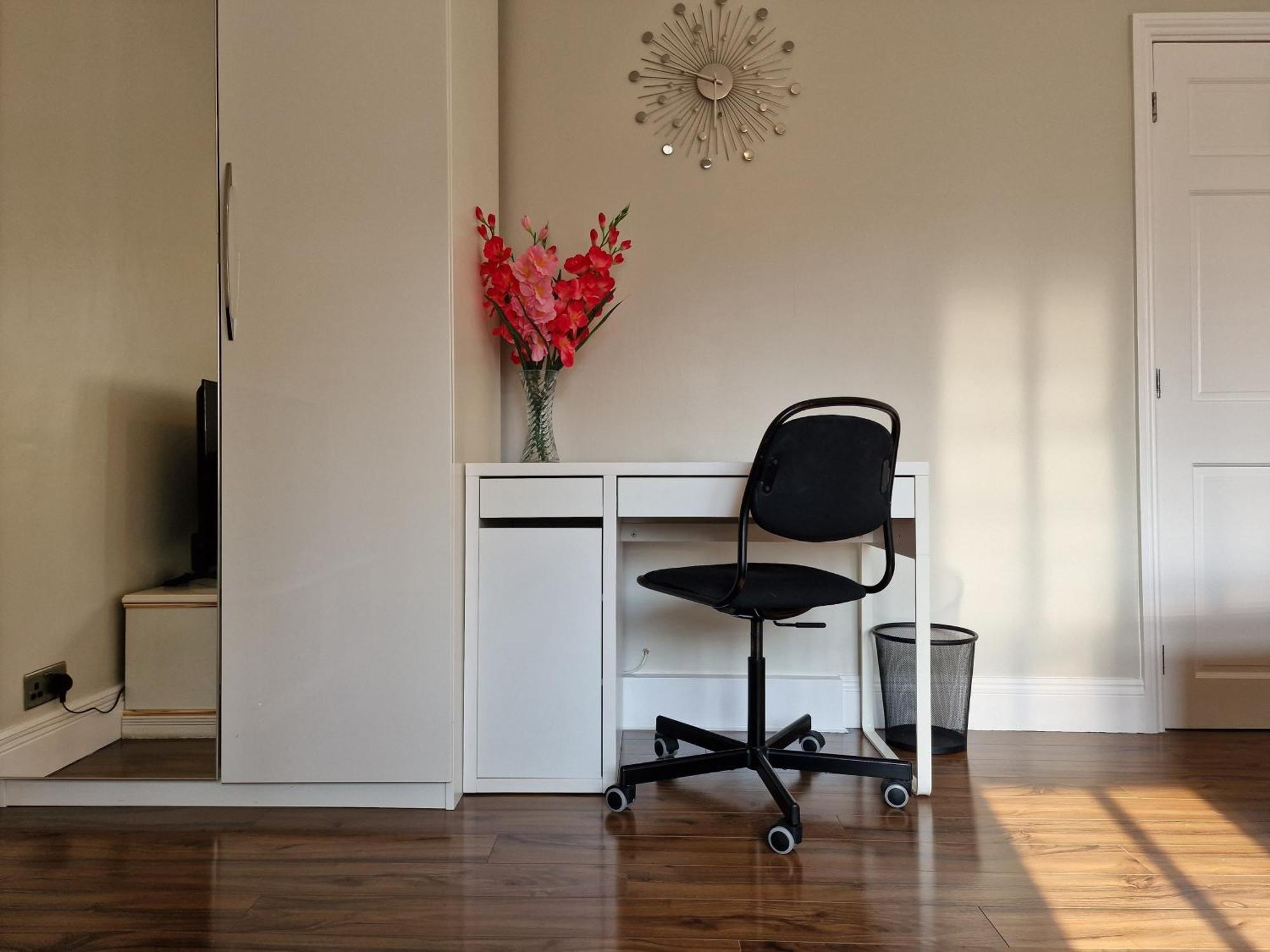 Apartment 2 Bed Close To *