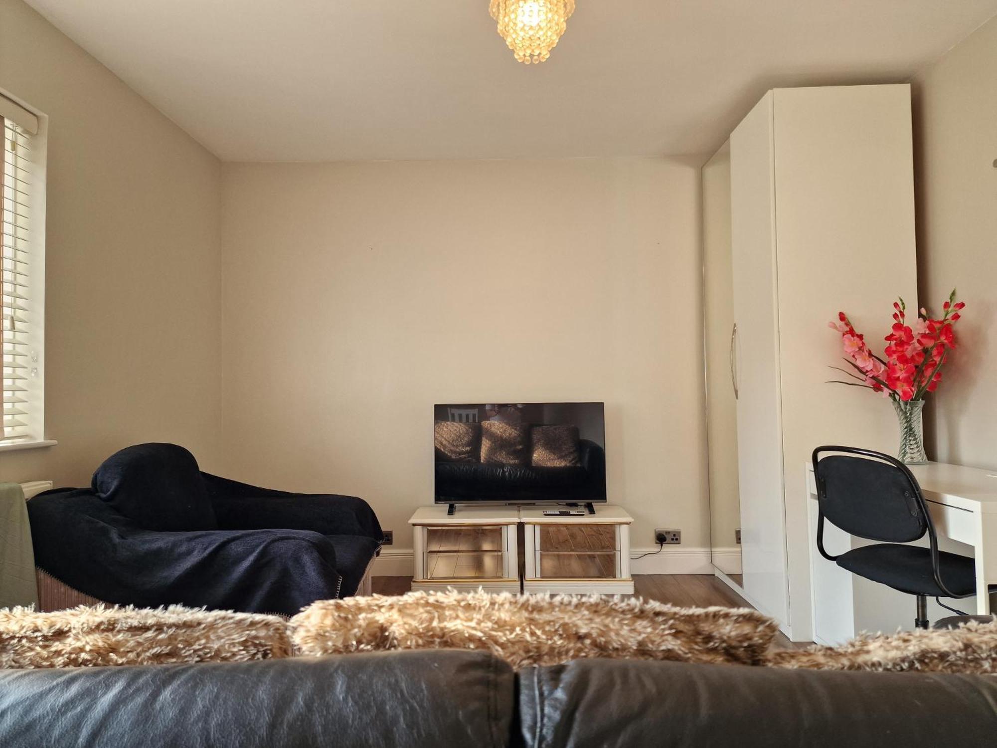 2 Bed Close To Apartment London