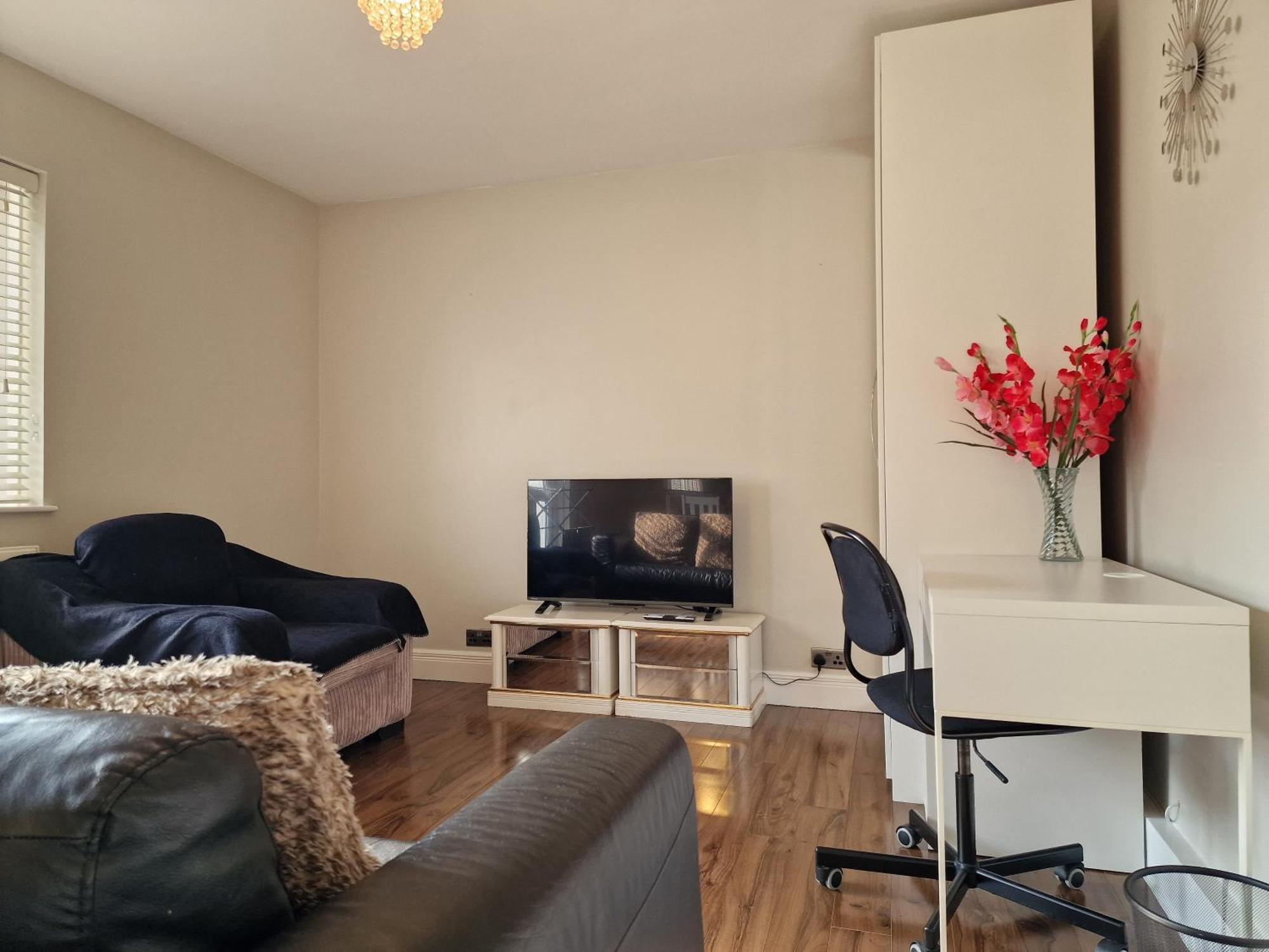 2 Bed Close To * London