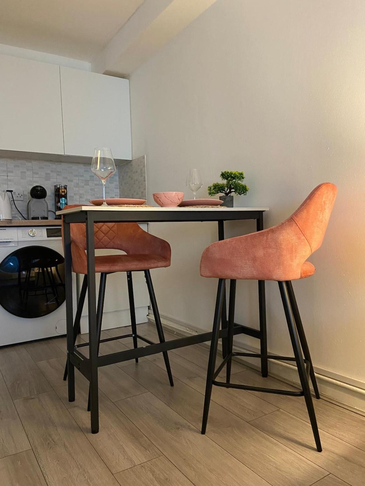 Serviced Apartment *