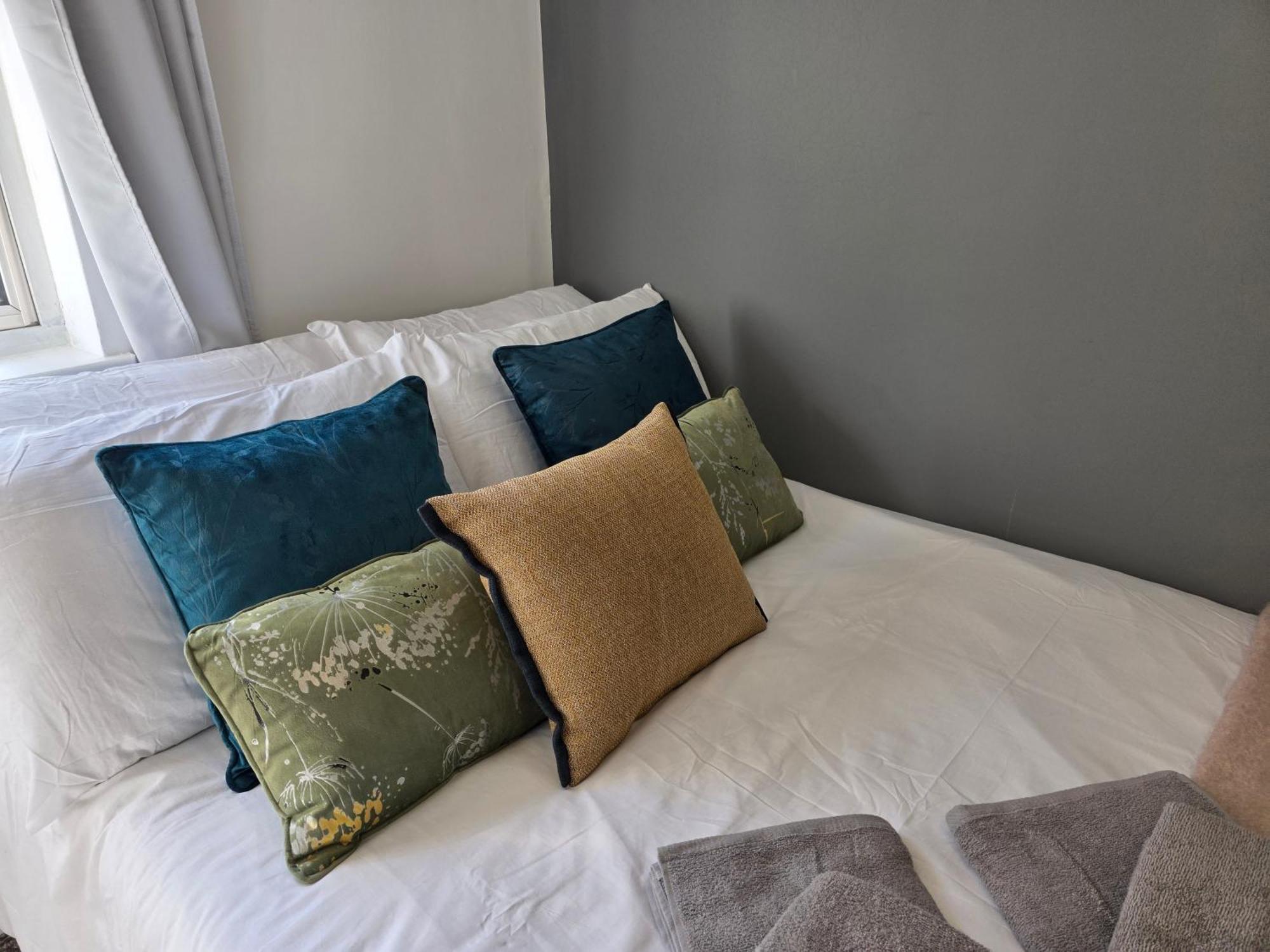 Spacious 4-bed With Secured Parking Near Abba Arena, Stadium, Tube & In Bustling Zone 2 Apartment London