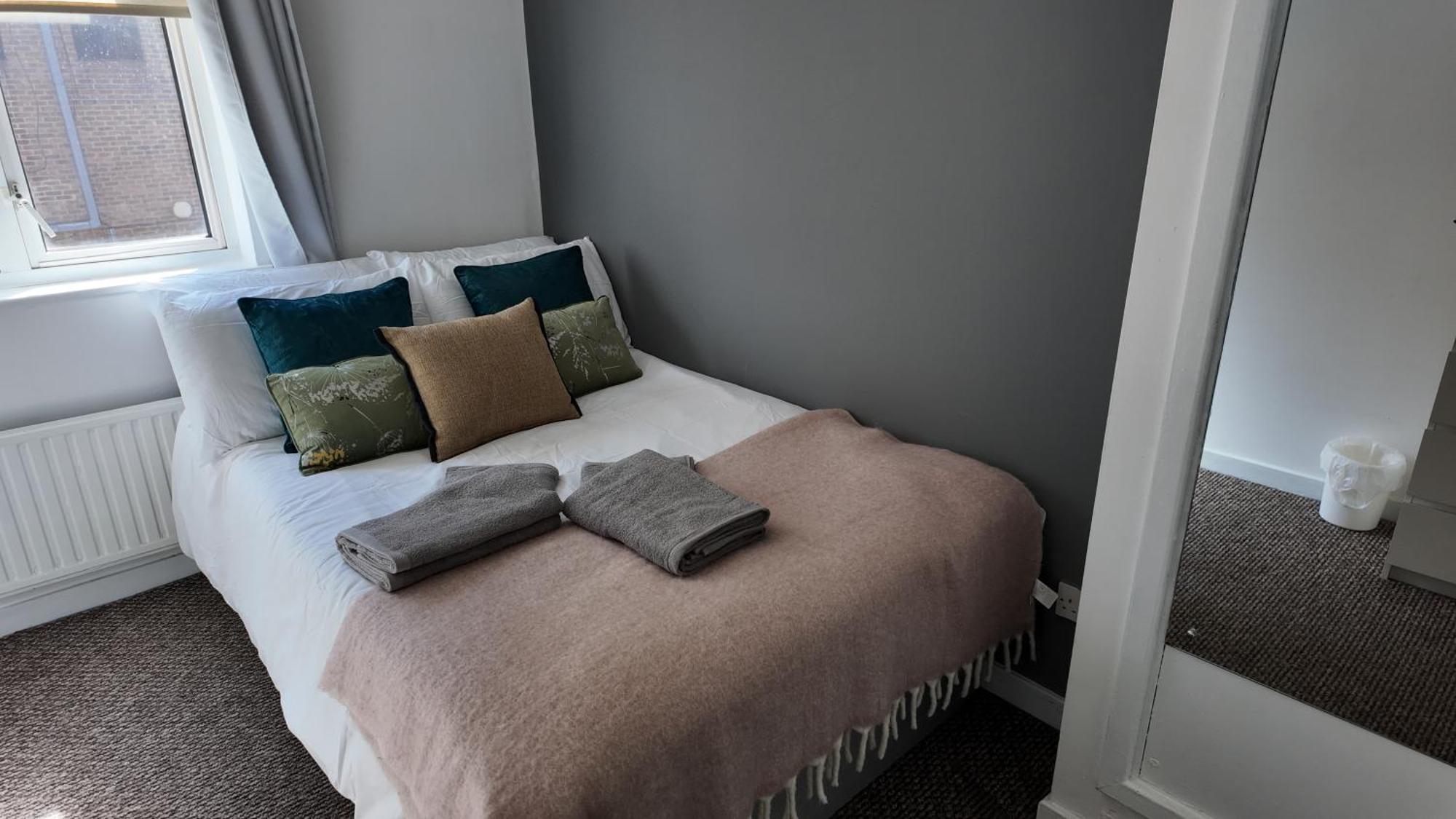 Apartment Spacious 4-bed With Secured Parking Near Abba Arena, Stadium, Tube & In Bustling Zone 2 London