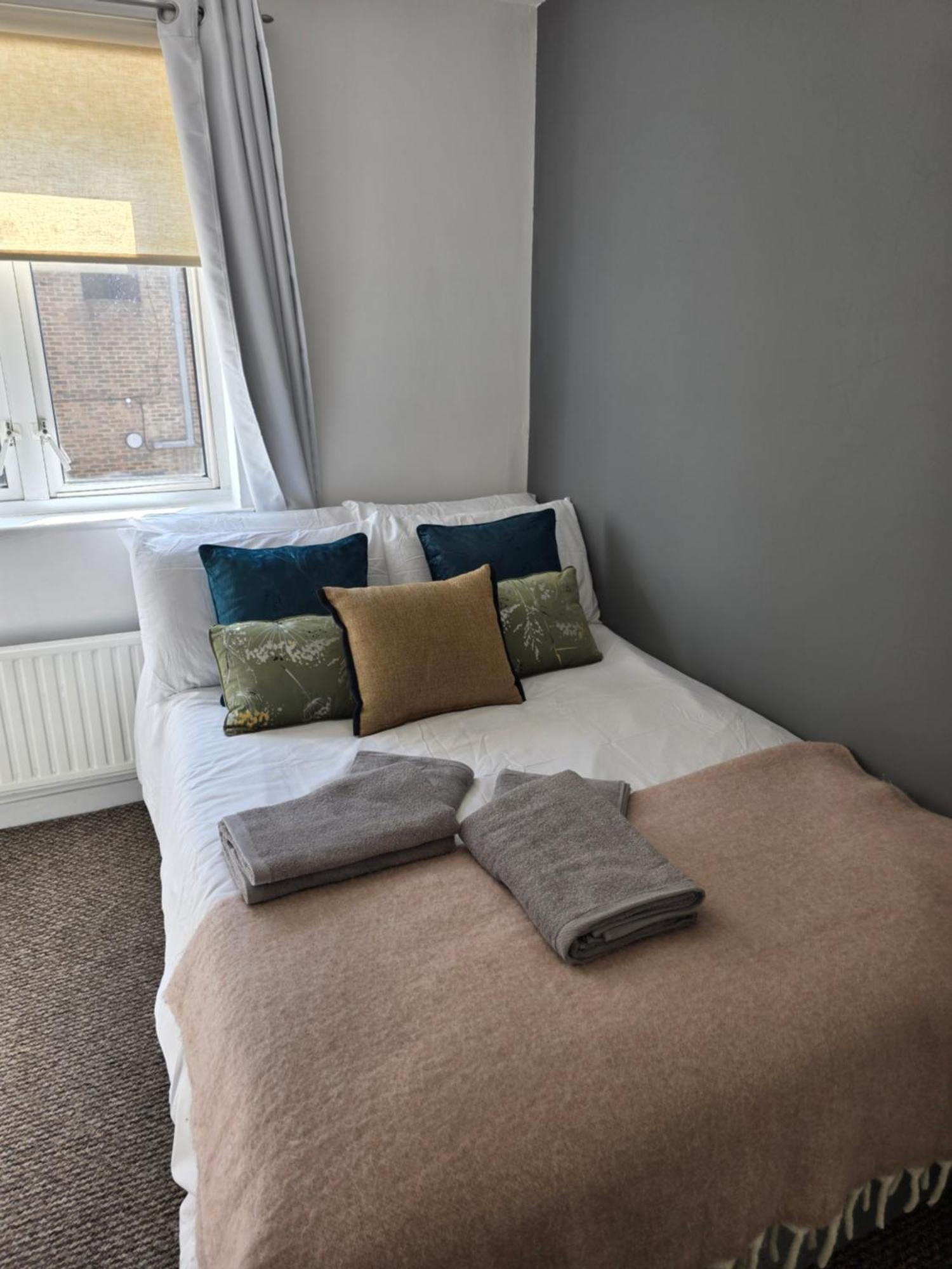 Apartment Spacious 4-bed With Secured Parking Near Abba Arena, Stadium, Tube & In Bustling Zone 2 London