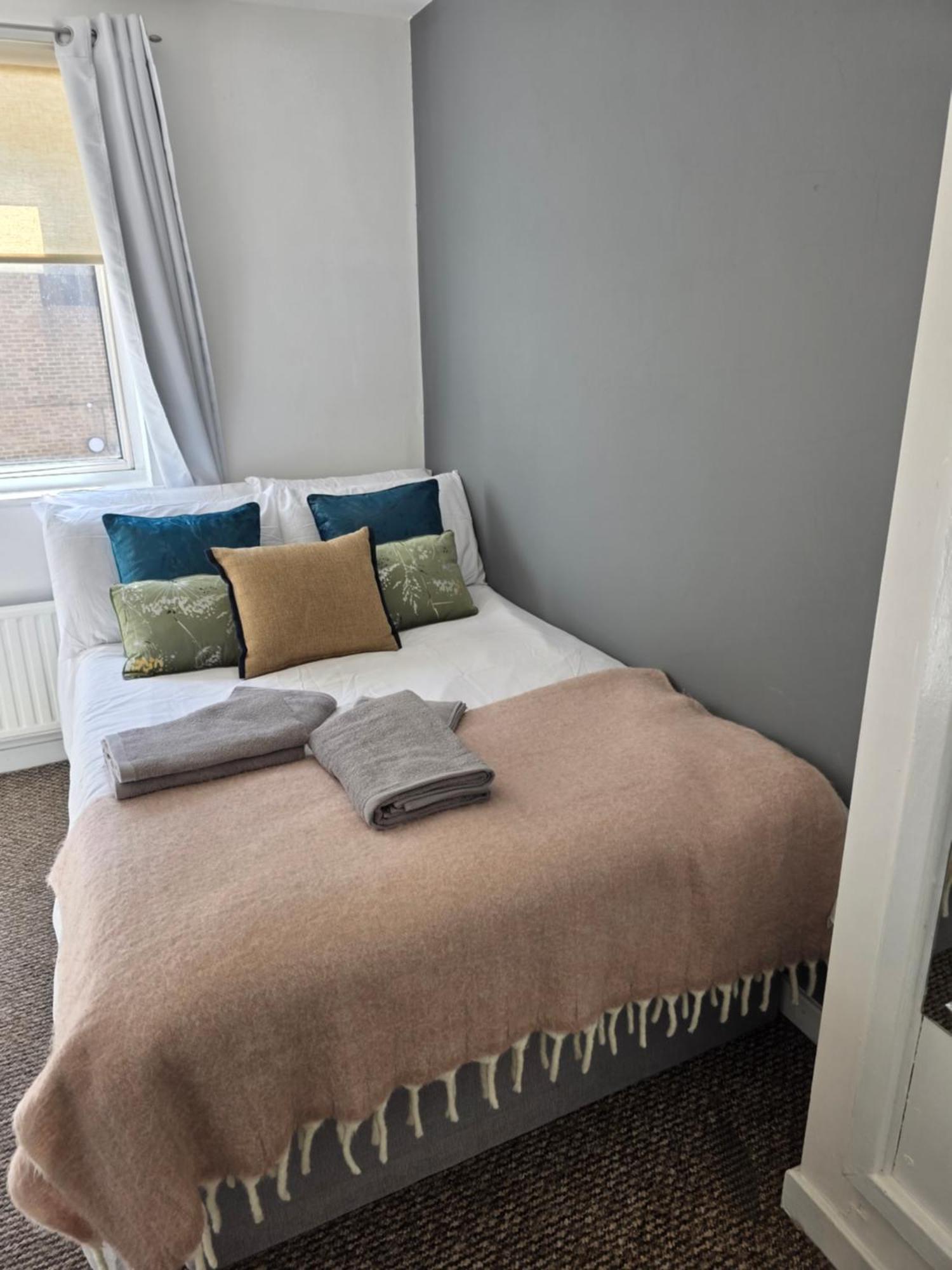 Apartment Spacious 4-bed With Secured Parking Near Abba Arena, Stadium, Tube & In Bustling Zone 2 *