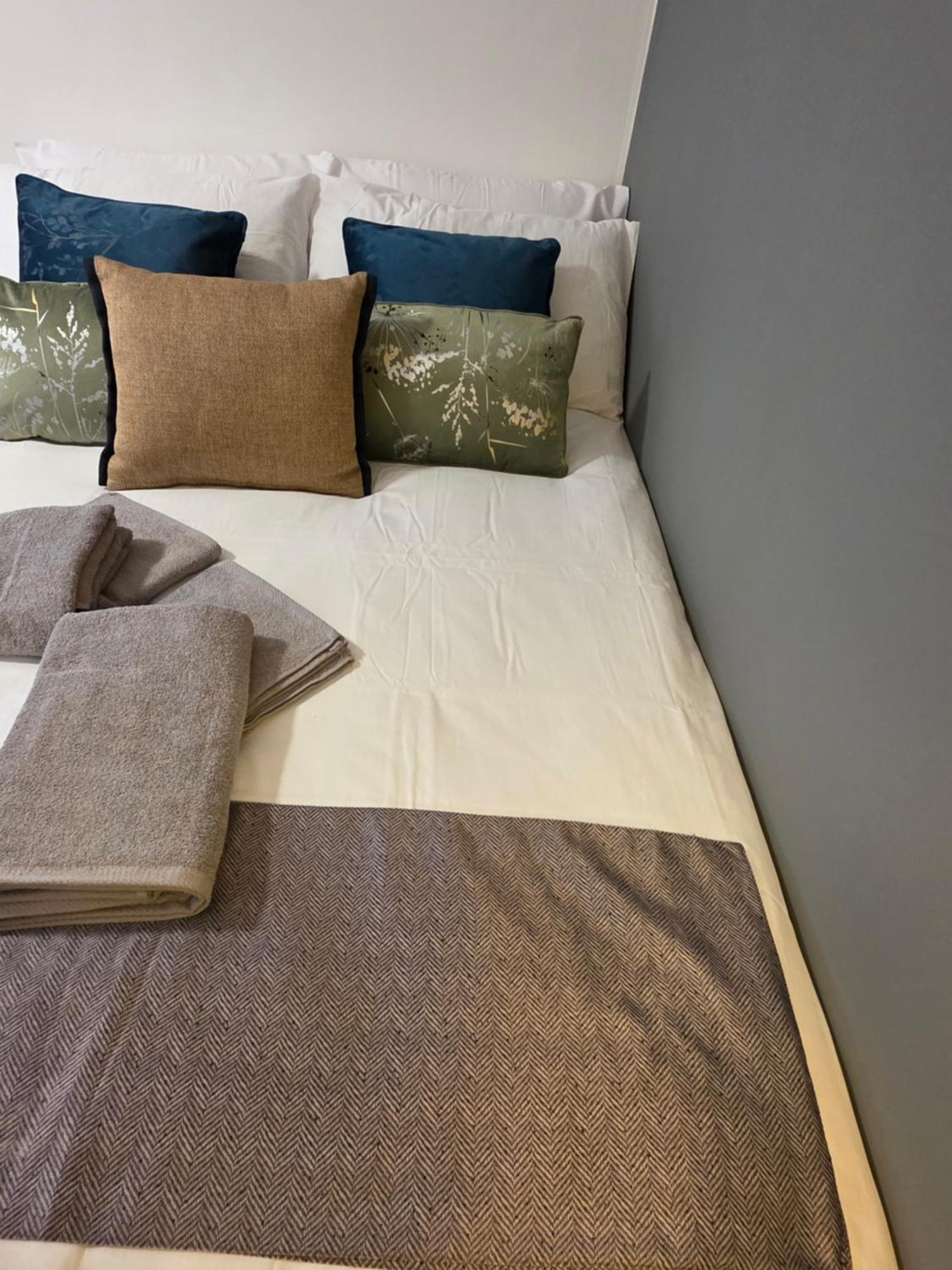 Spacious 4-bed With Secured Parking Near Abba Arena, Stadium, Tube & In Bustling Zone 2 London