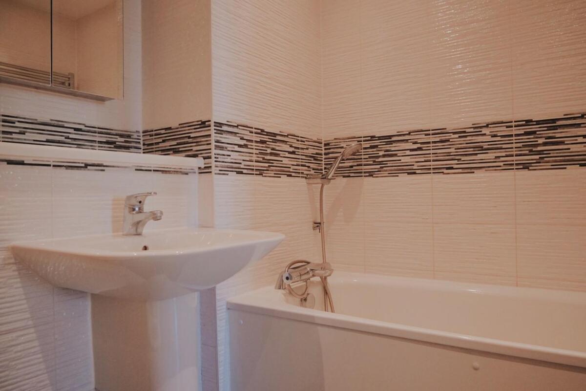 Stunning Two Bedroom Apartamento *