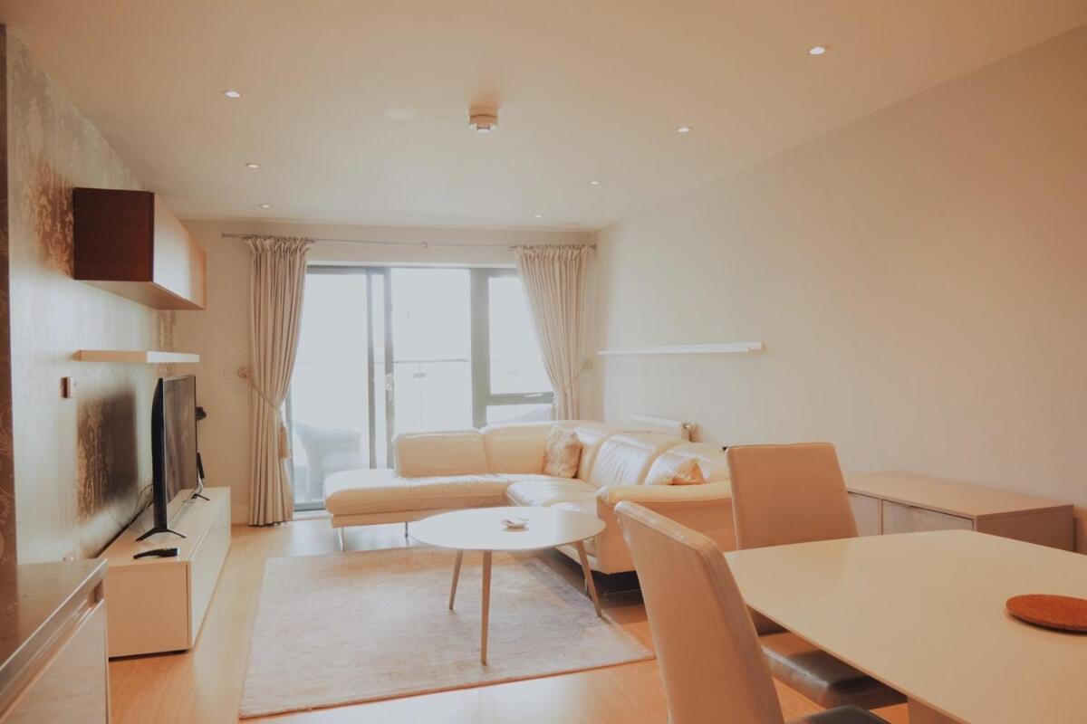 Stunning Two Bedroom Apartamento *