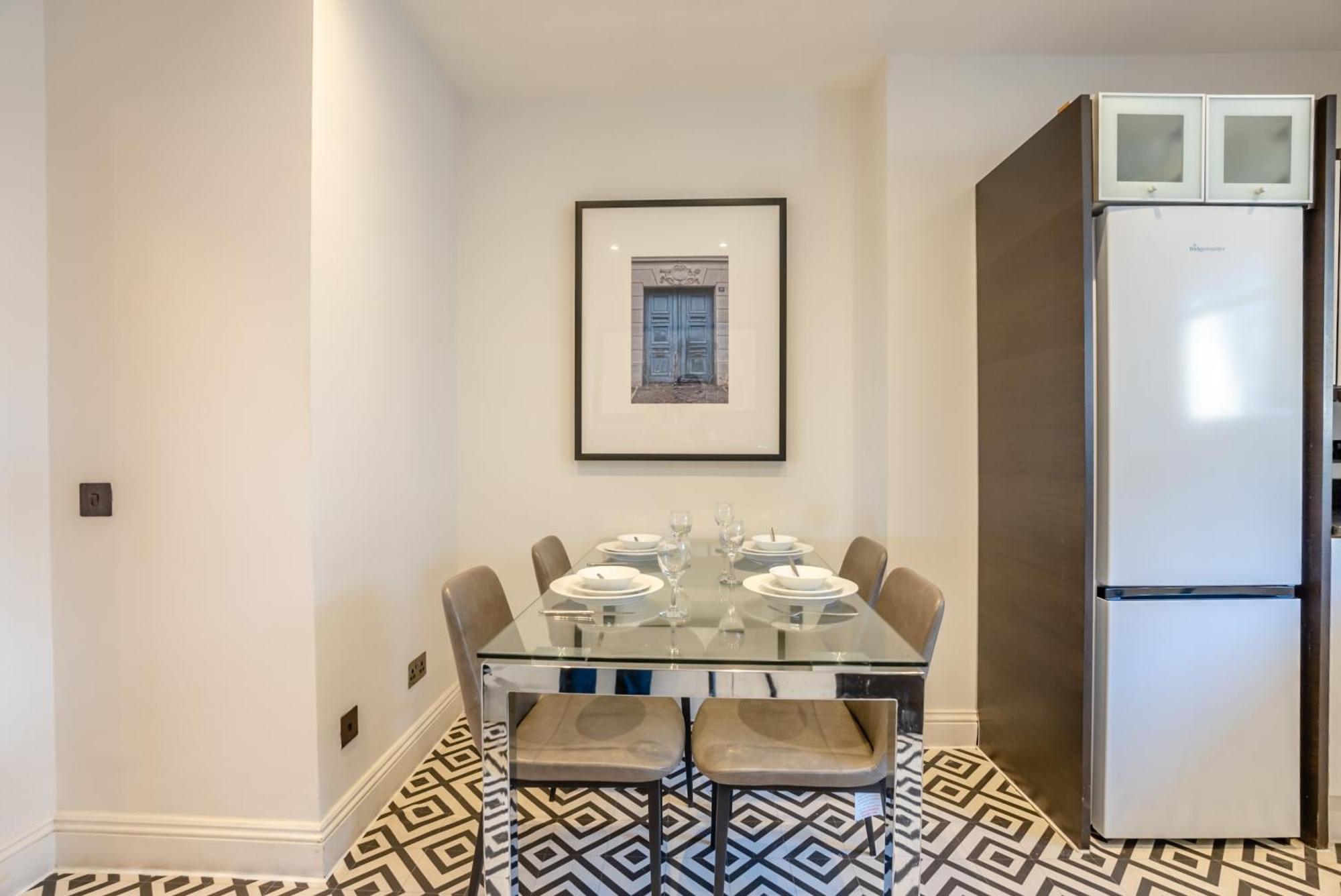 Strathmore Court Apartment *