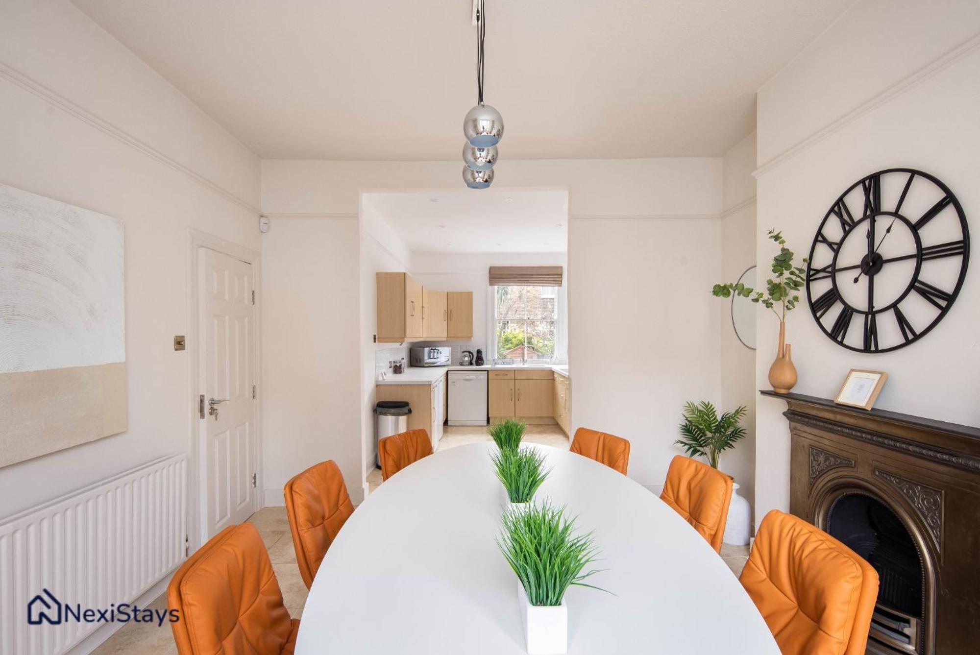 10 Mins Walk To The Oval, The Kennington Retreat * London