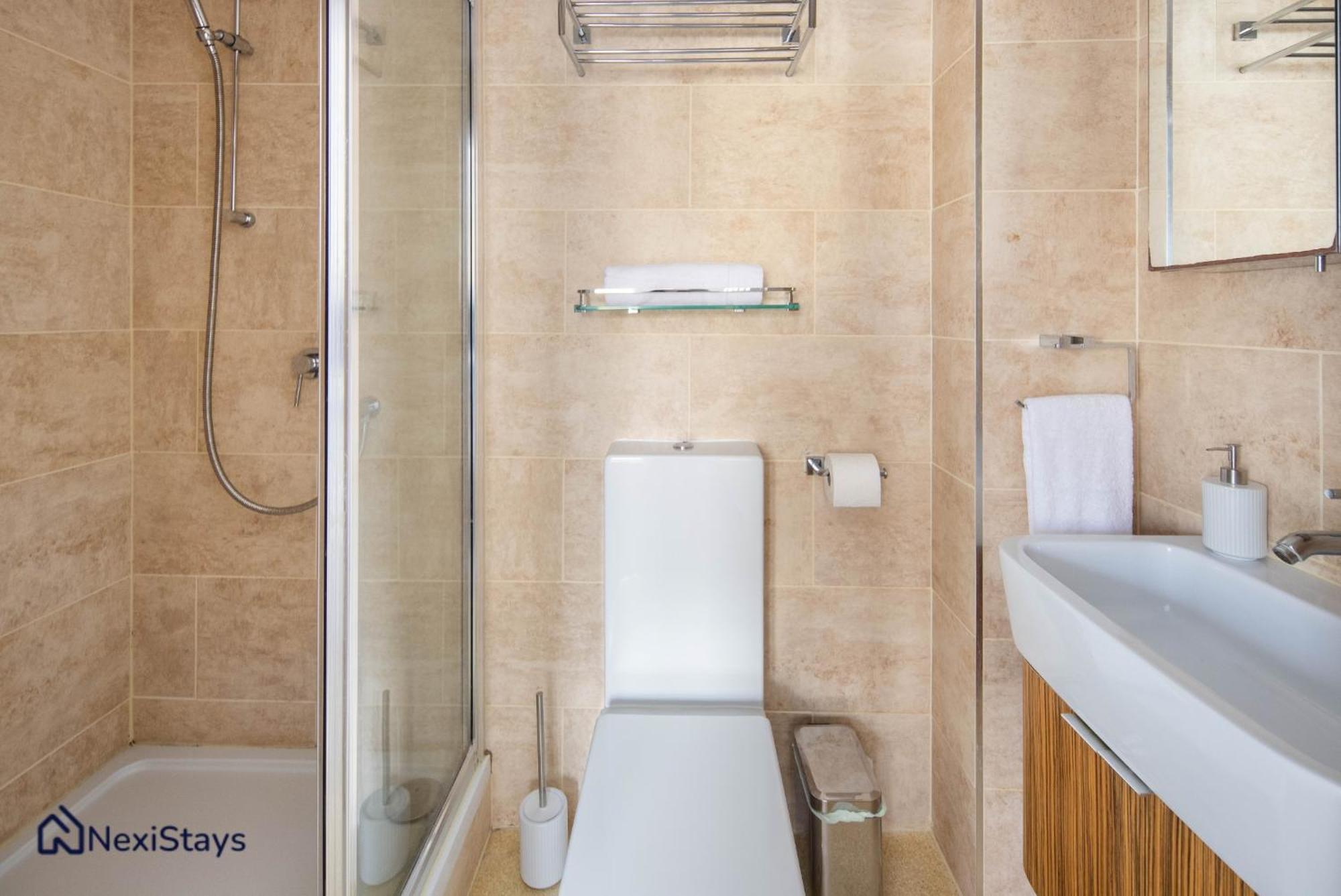 10 Mins Walk To The Oval, The Kennington Retreat Apartment