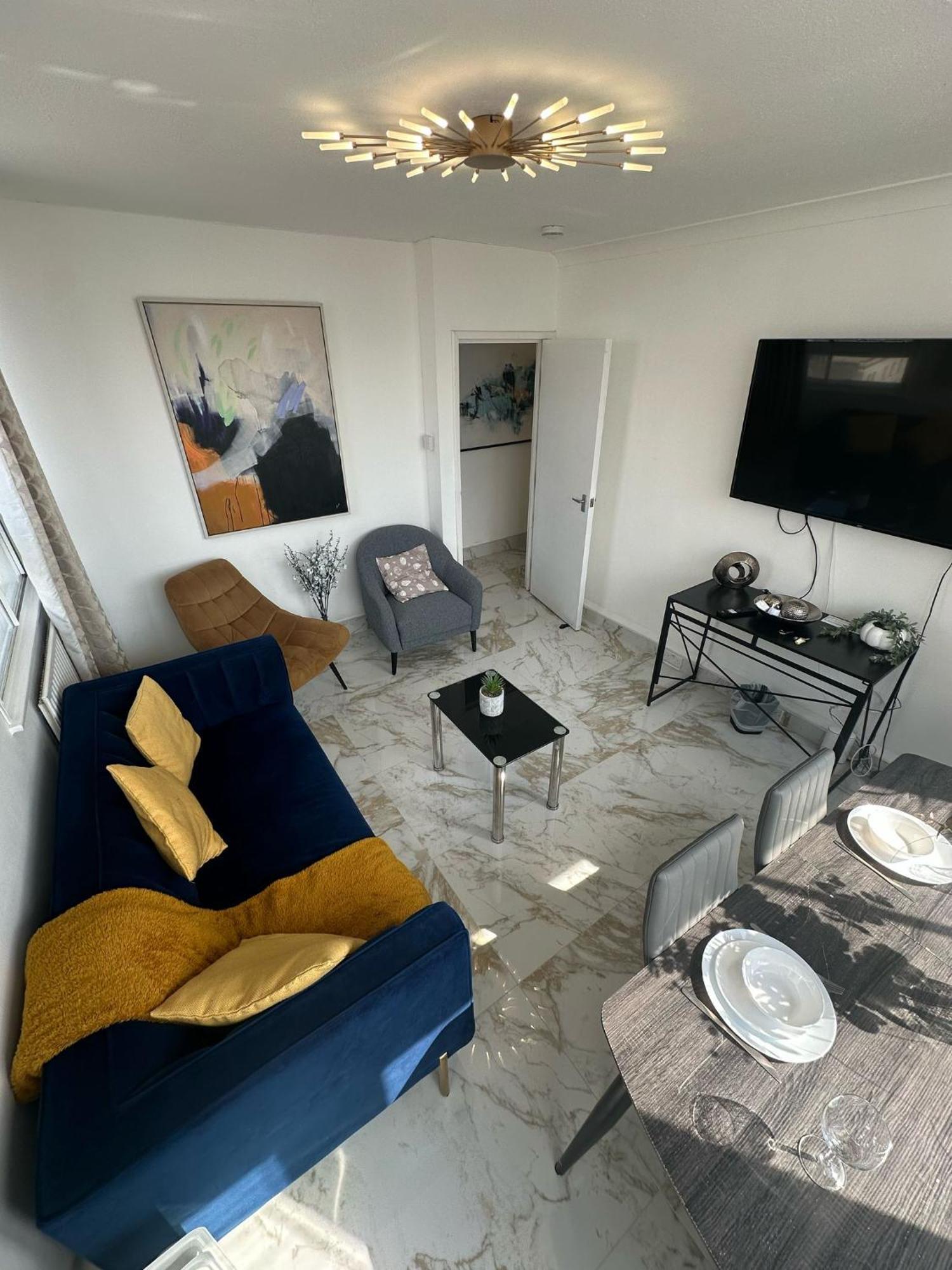 Apartment 4 Bedroom Stylish