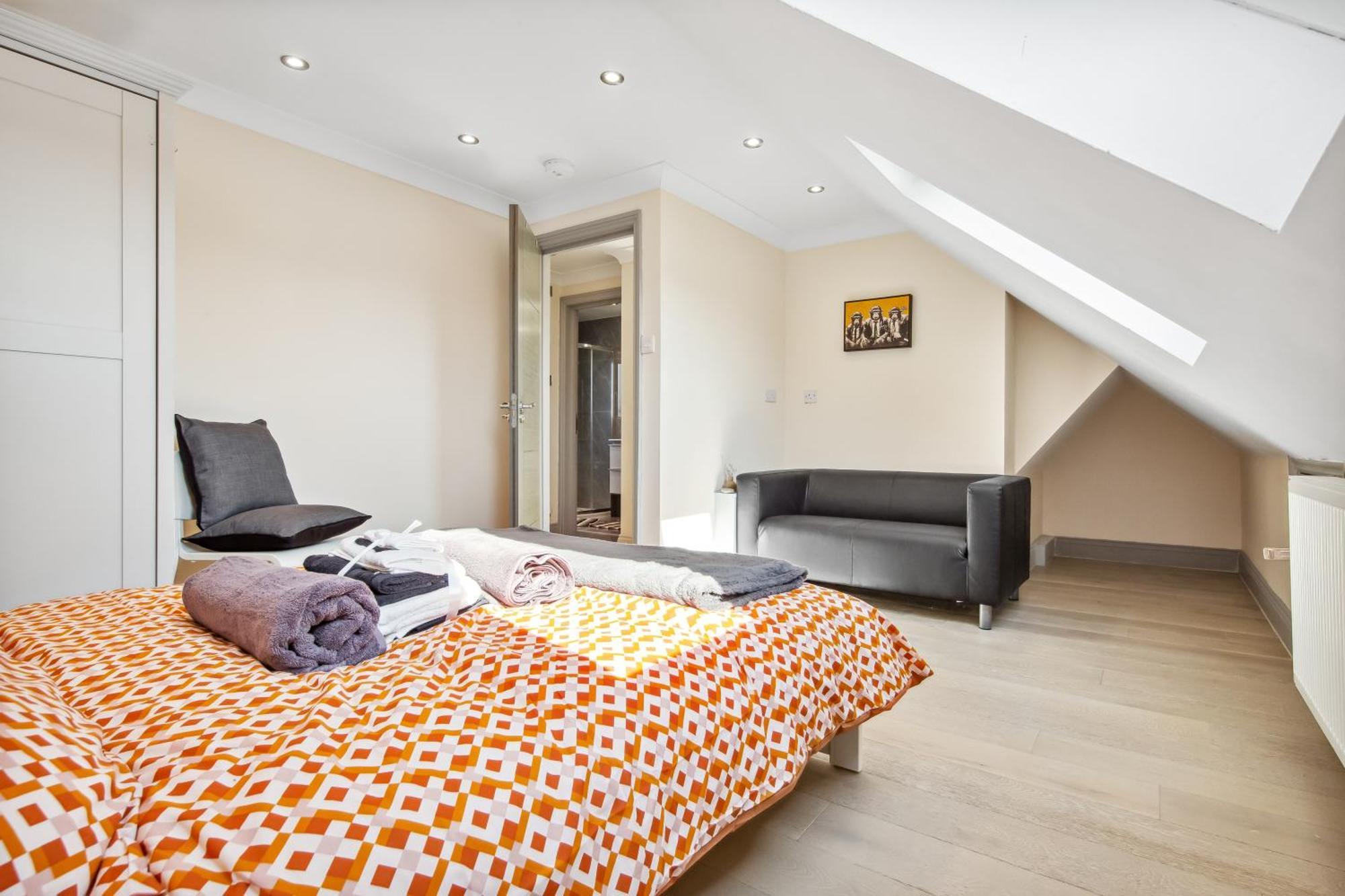 Stylish 4 Bed 2 Bath Nw Apartment