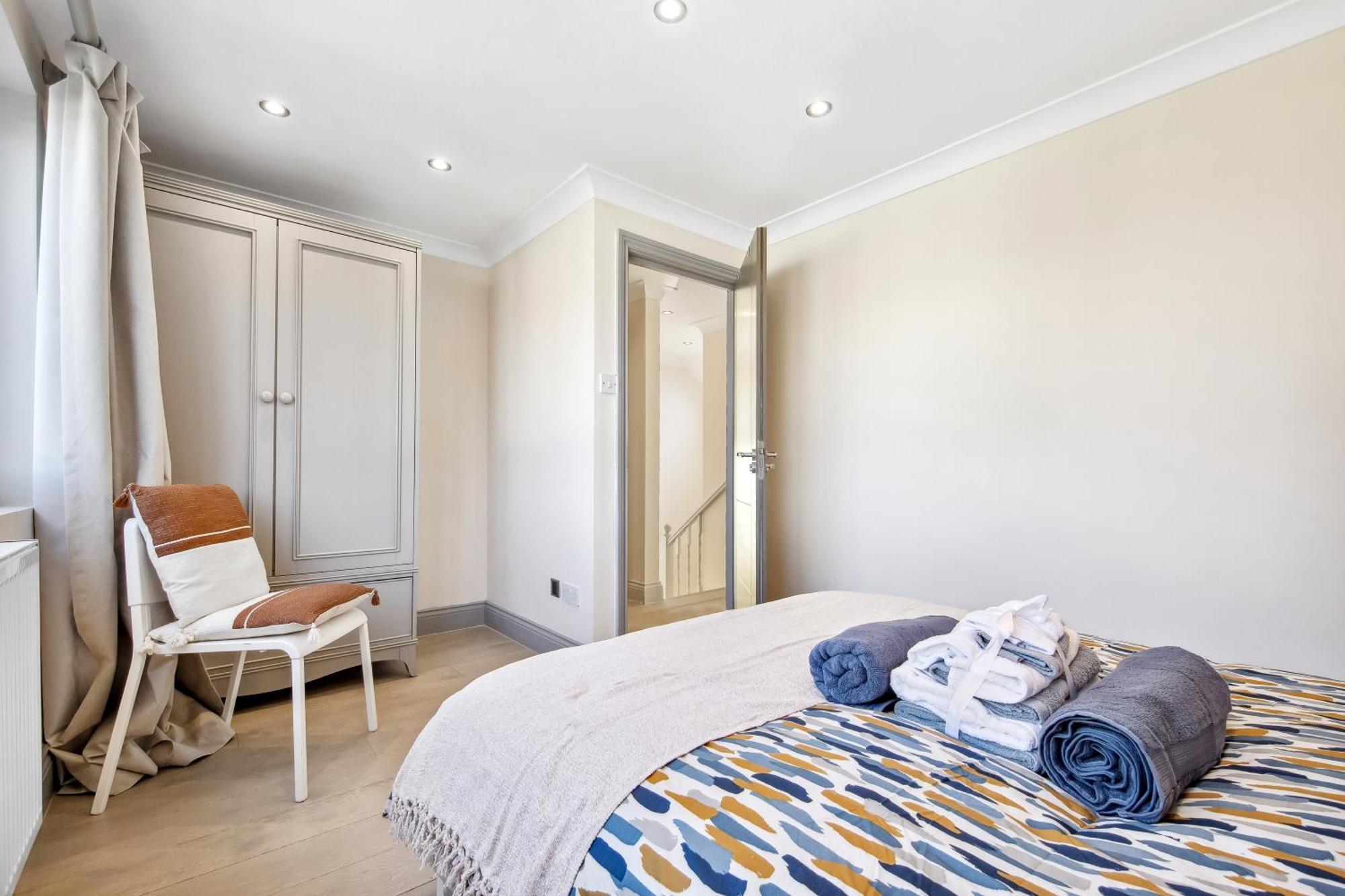 Stylish 4 Bed 2 Bath Nw Apartment