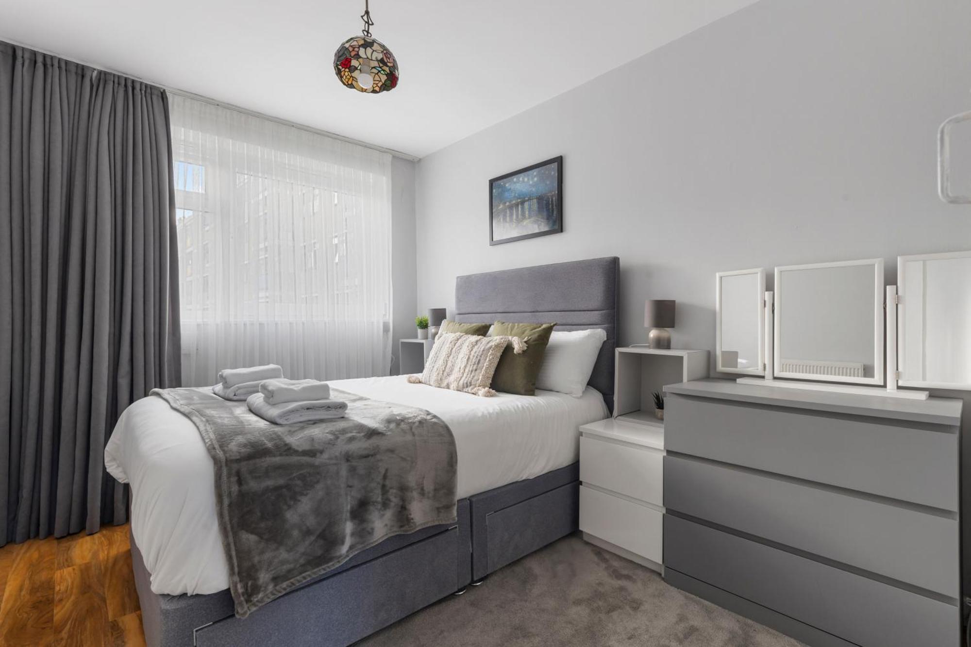 Monthly For 3-bedroom Only 5 Minutes To Hoxton Station Apartment *