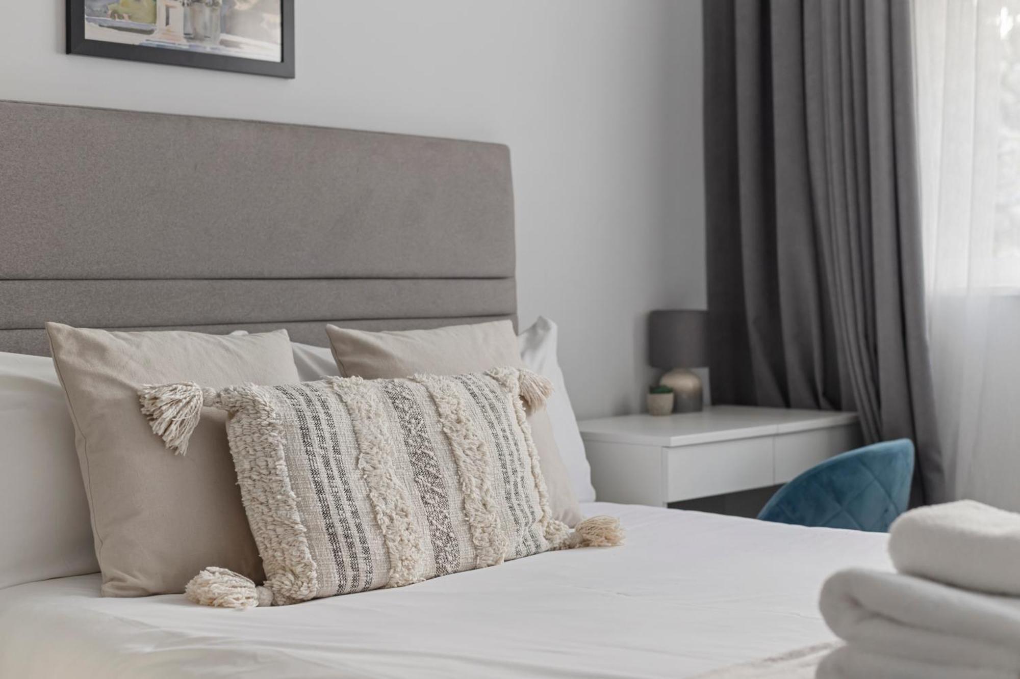 Monthly For 3-bedroom Only 5 Minutes To Hoxton Station Apartment *
