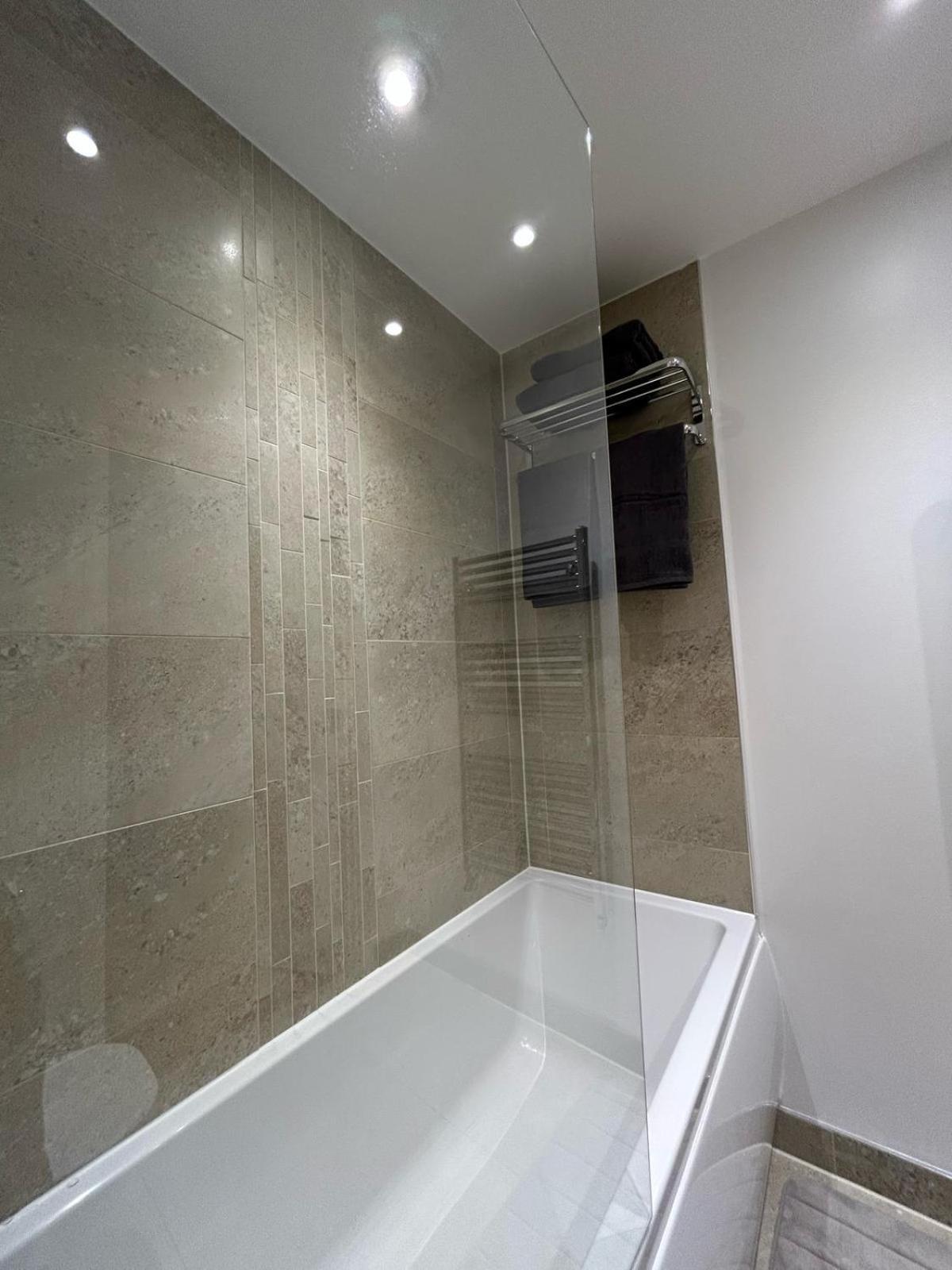 Modern 2-bedroom Flat Near Wembley - 9 Minutes From Park Royal Station London