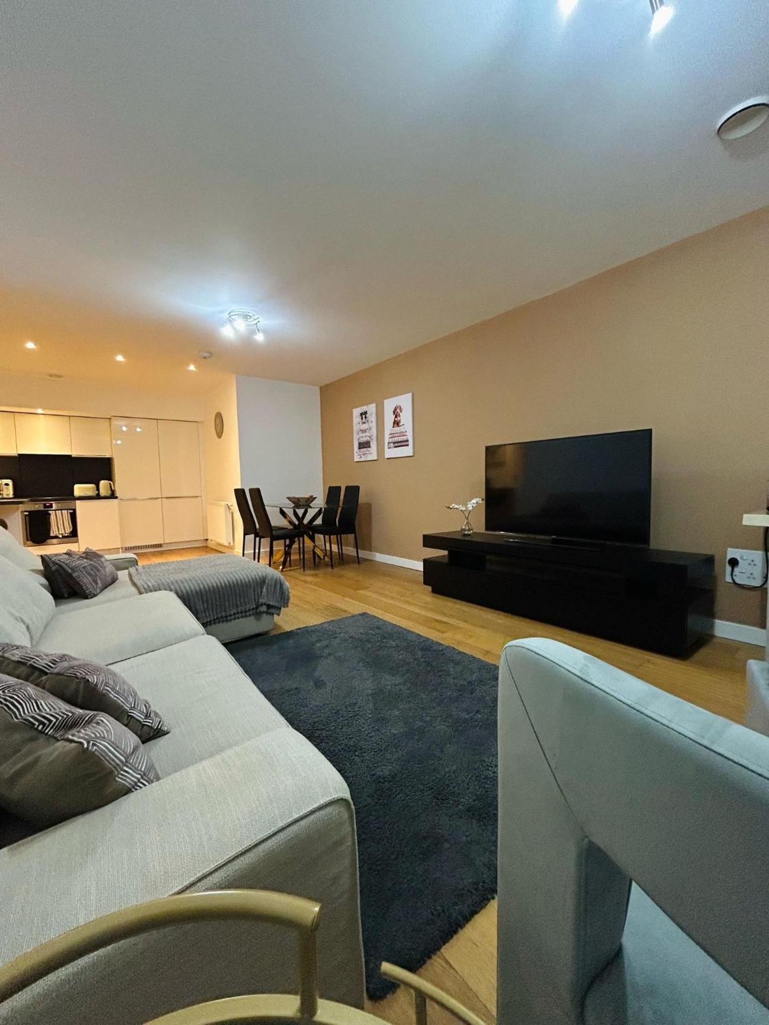 Modern 2-bedroom Flat Near Wembley - 9 Minutes From Park Royal Station * London