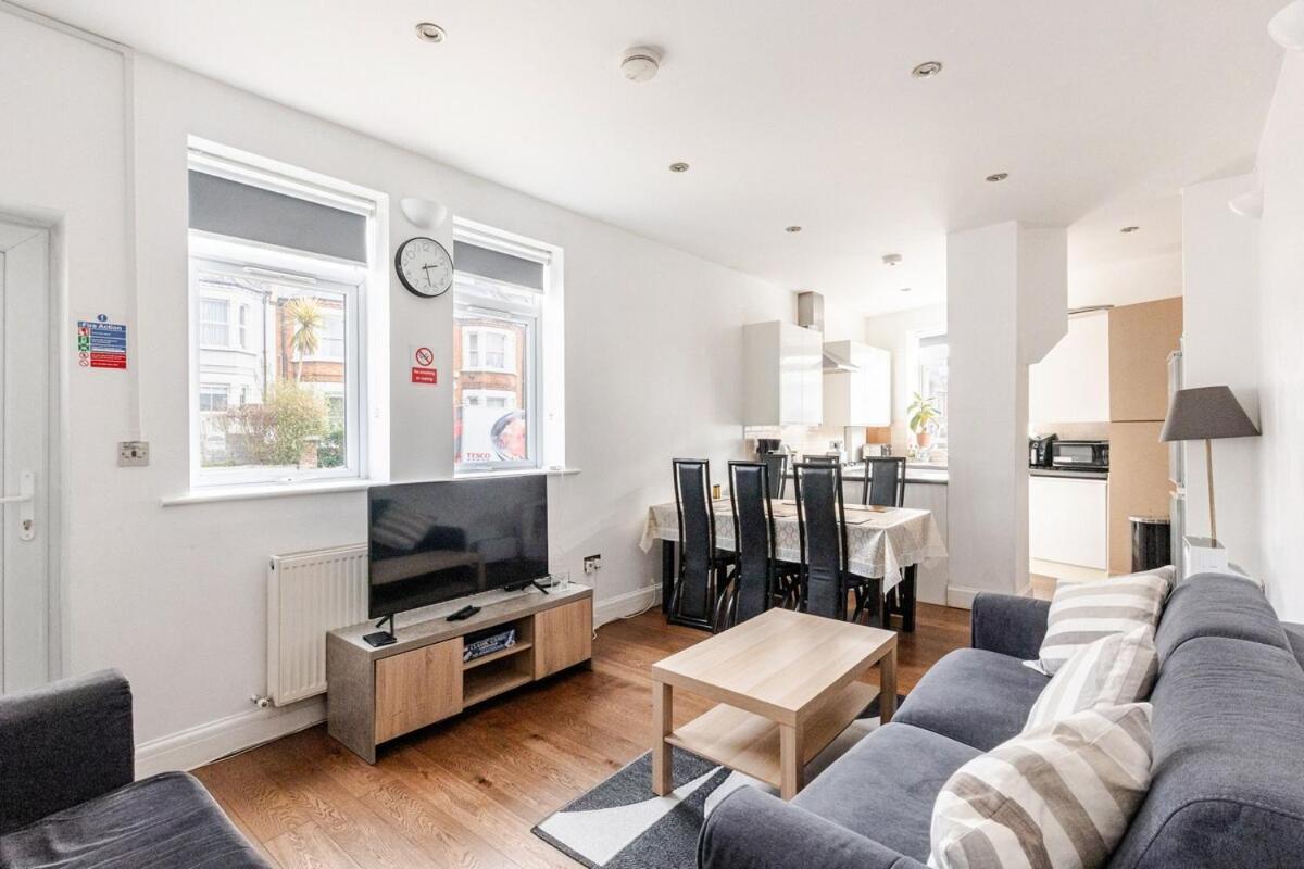 Apartment Zone 2 Spacious Two-bedroom With Parking London