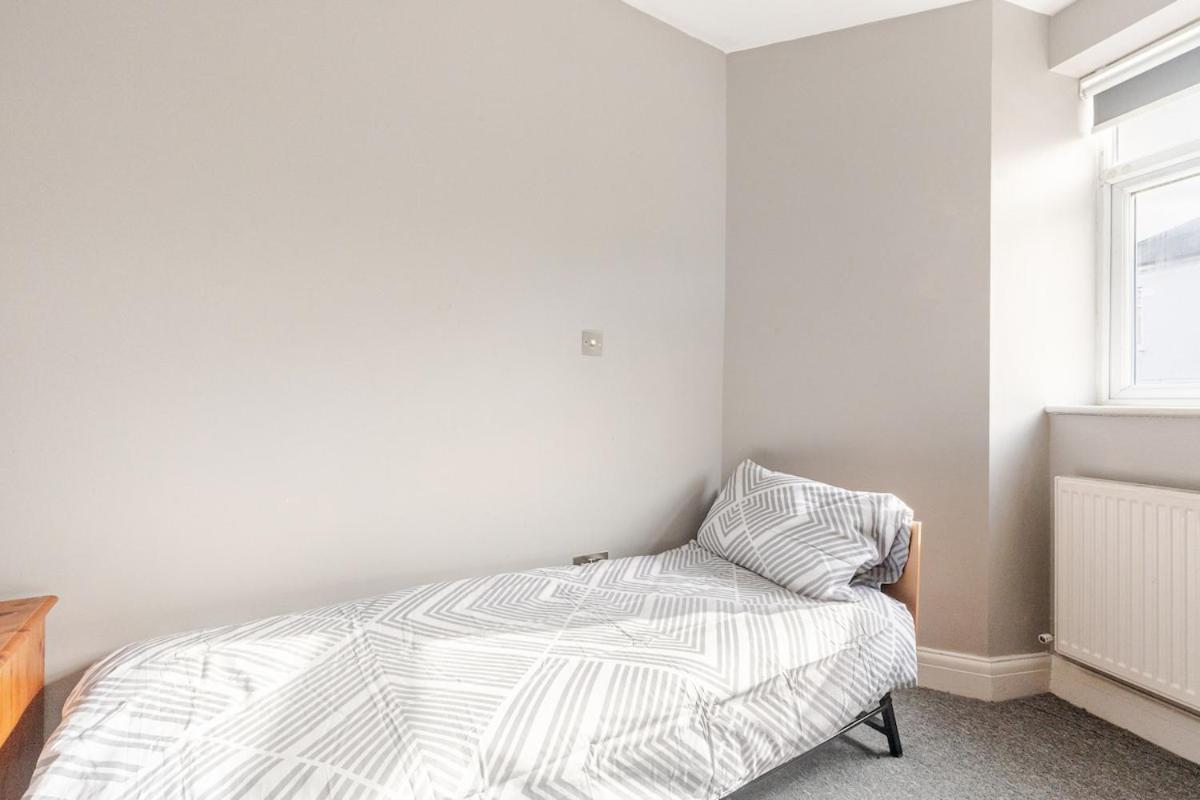 Zone 2 Spacious Two-bedroom With Parking Apartment *