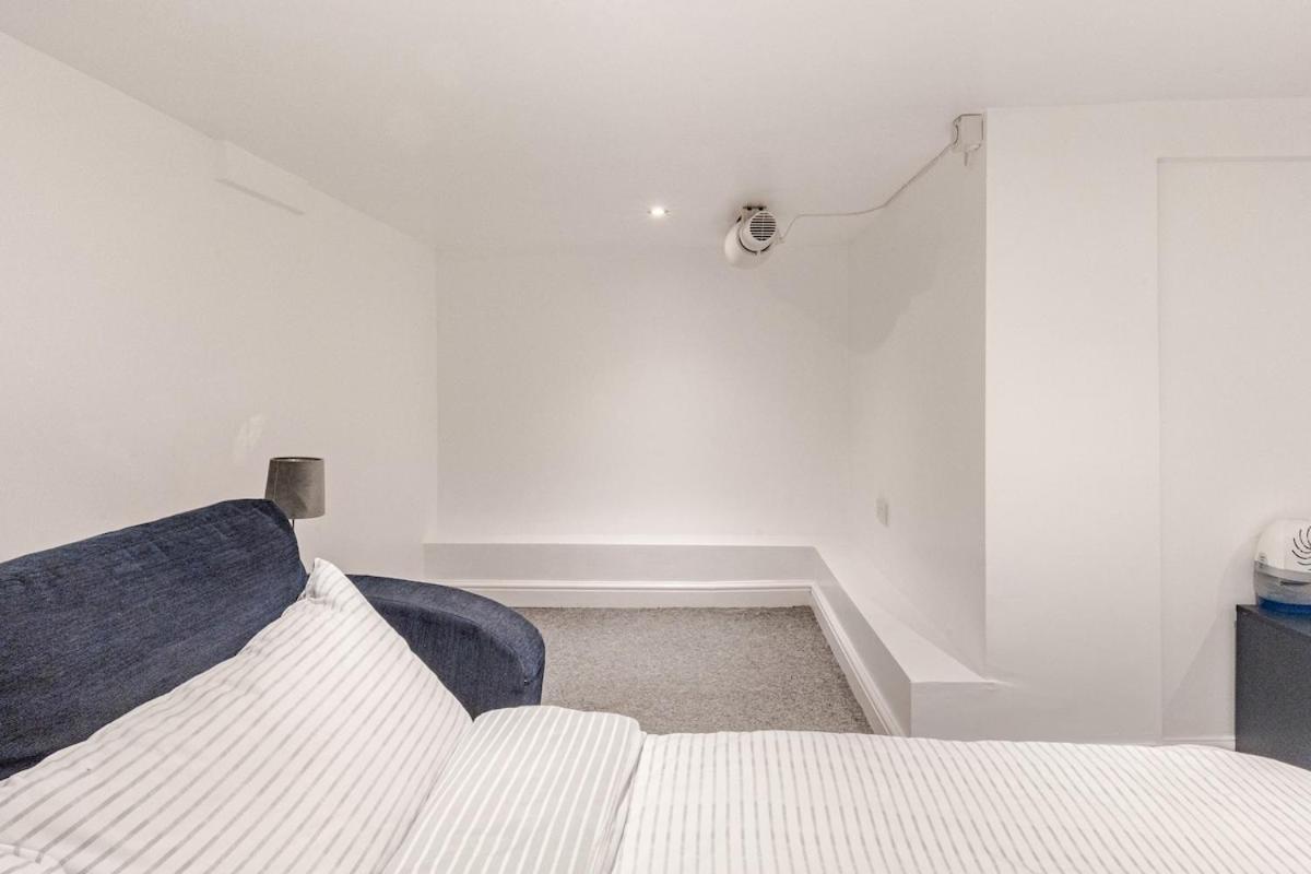 Zone 2 Spacious Two-bedroom With Parking Apartment London