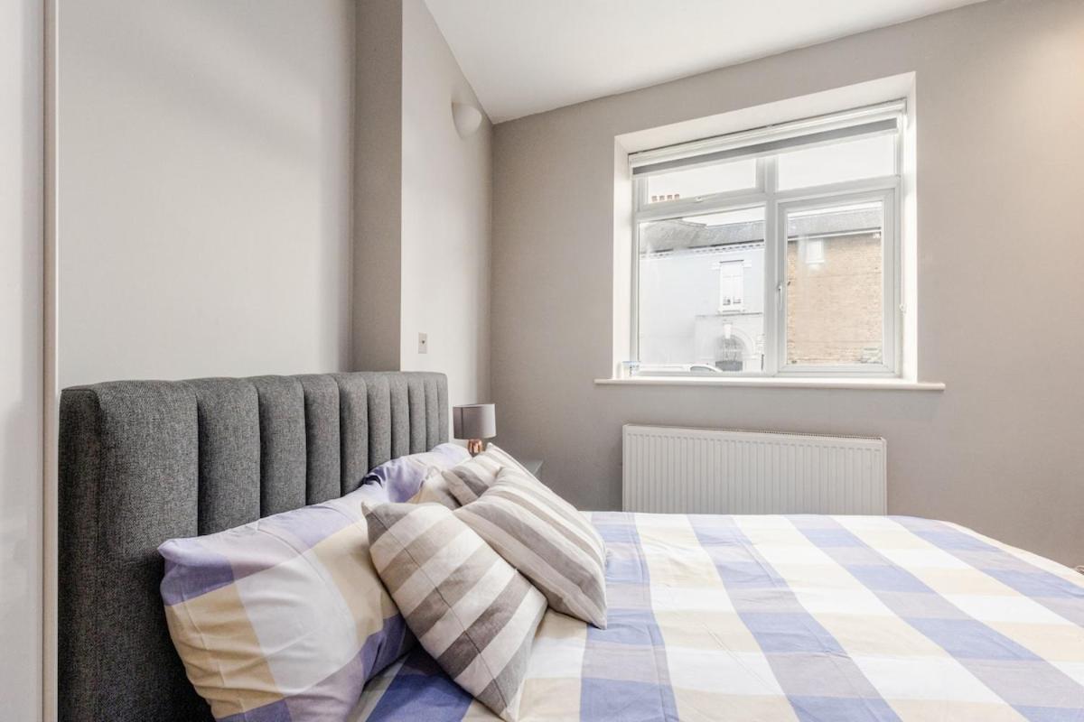 Zone 2 Spacious Two-bedroom With Parking Apartment