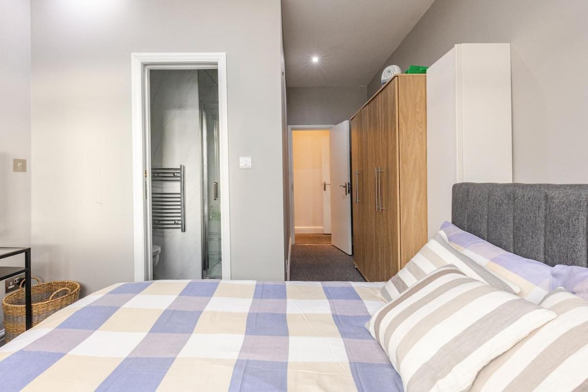Zone 2 Spacious Two-bedroom With Parking Apartment *