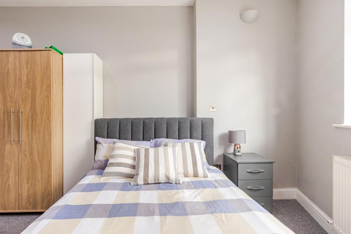 Zone 2 Spacious Two-bedroom With Parking London