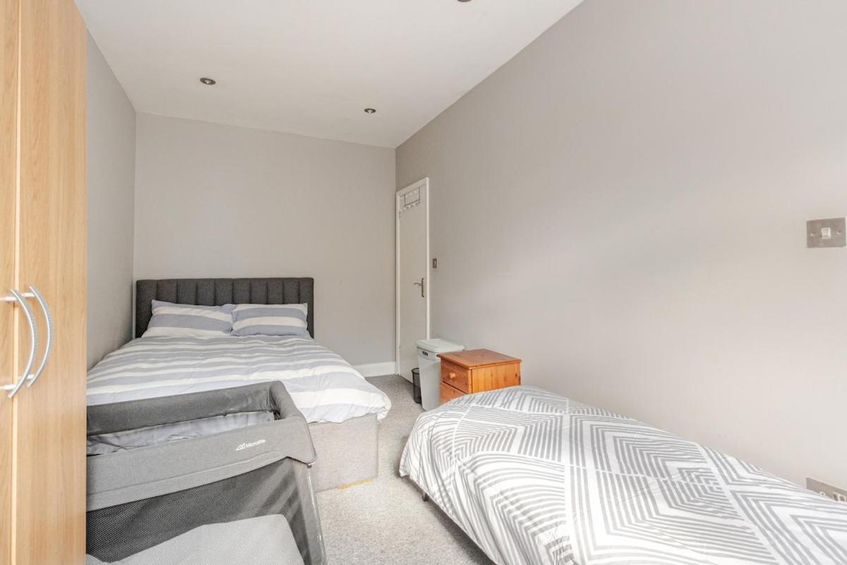 Zone 2 Spacious Two-bedroom With Parking * London