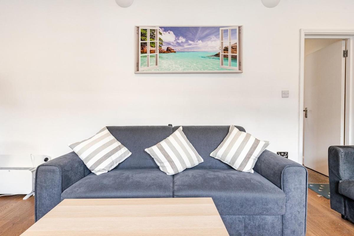 Zone 2 Spacious Two-bedroom With Parking Apartment