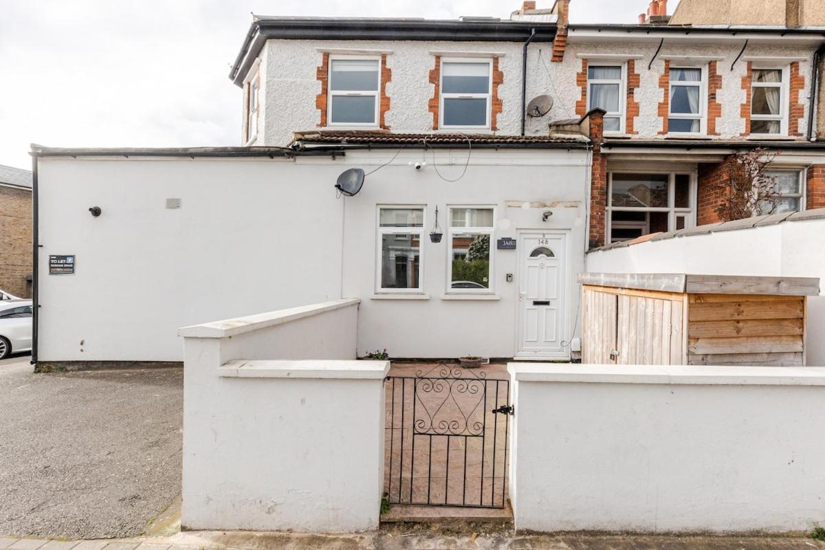 Zone 2 Spacious Two-bedroom With Parking Apartment *