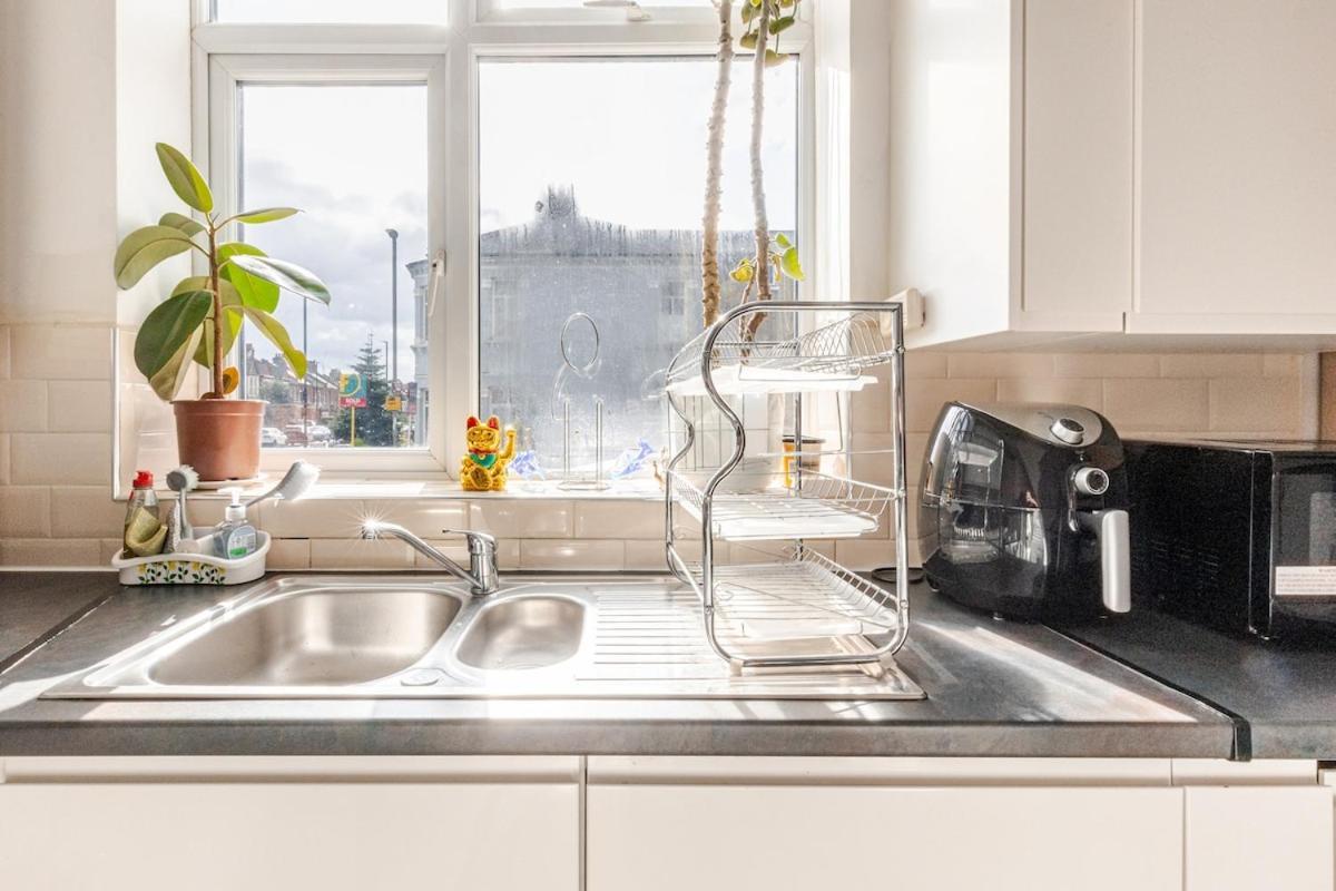 Zone 2 Spacious Two-bedroom With Parking Apartment London