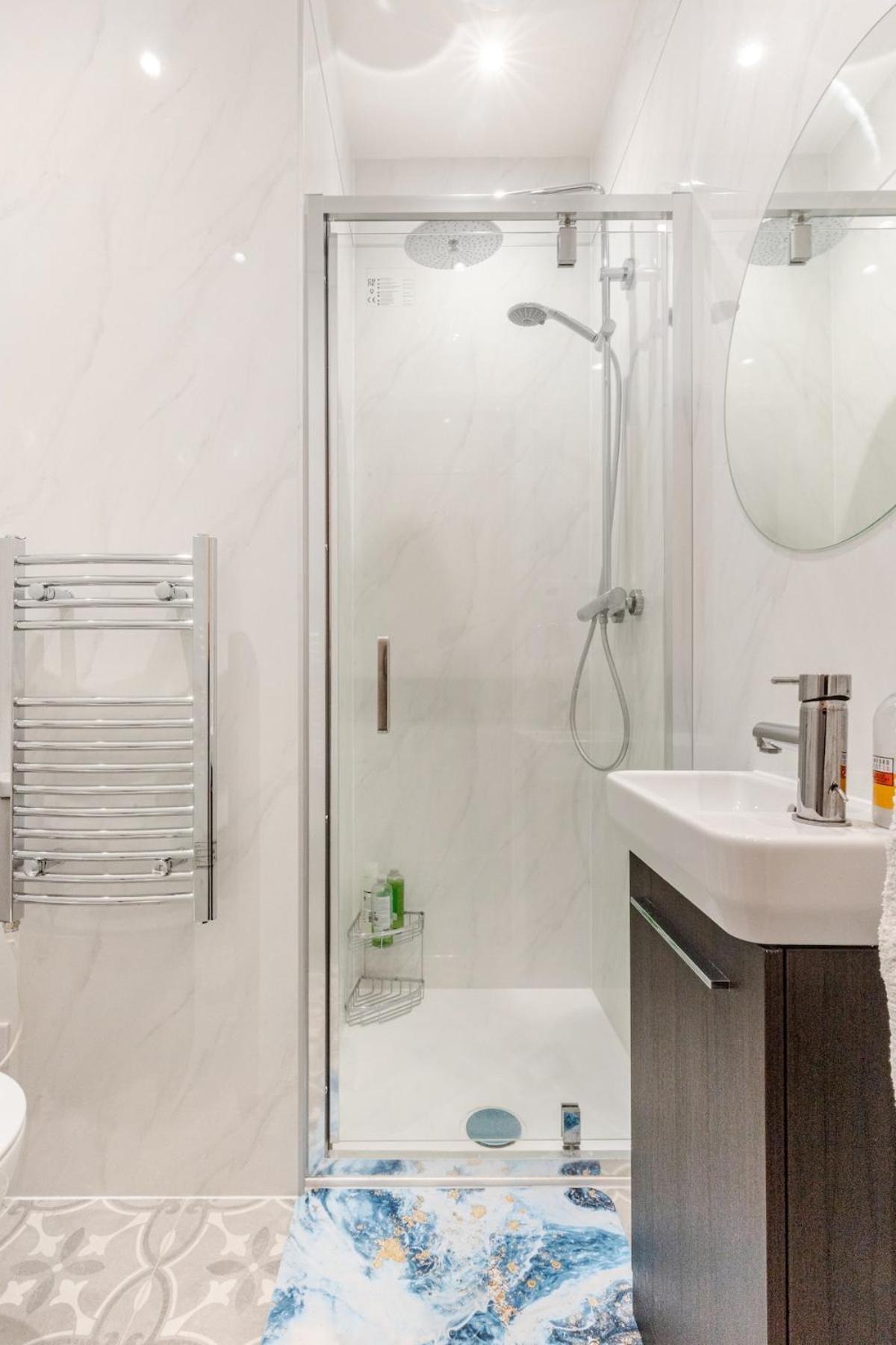 Zone 2 Spacious Two-bedroom With Parking Apartment *