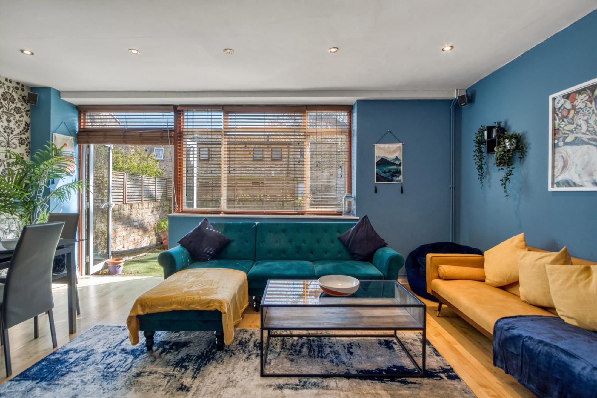 Lovely 3-bed Clapham Common Apartment London