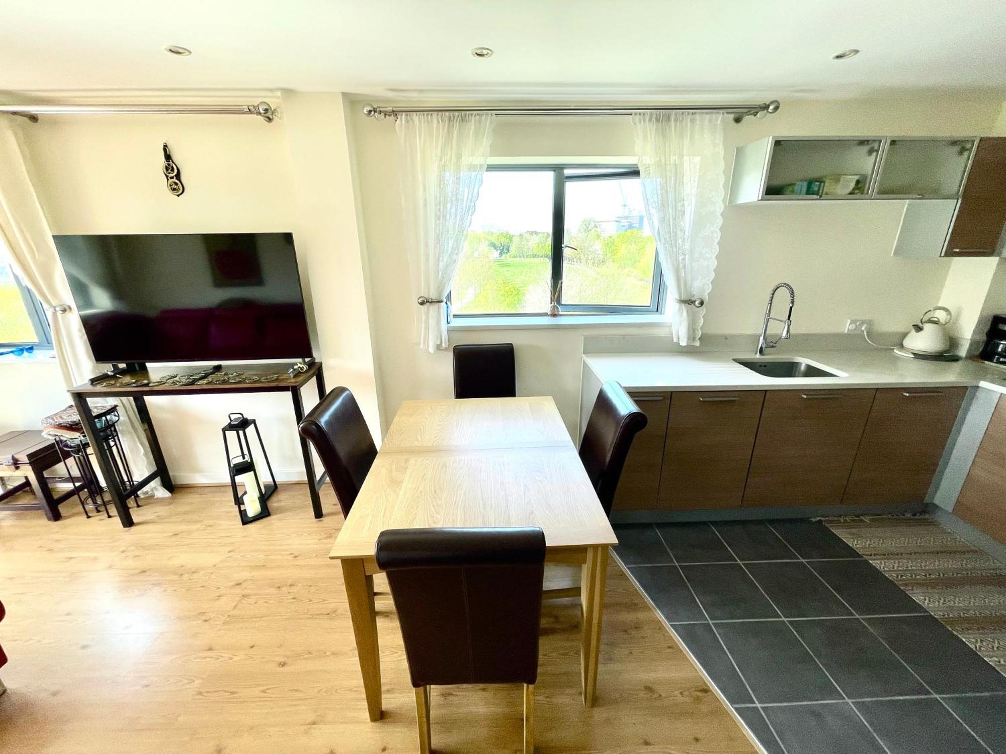 Waterfall Oasis: Luxury Wembley With Parking Apartment
