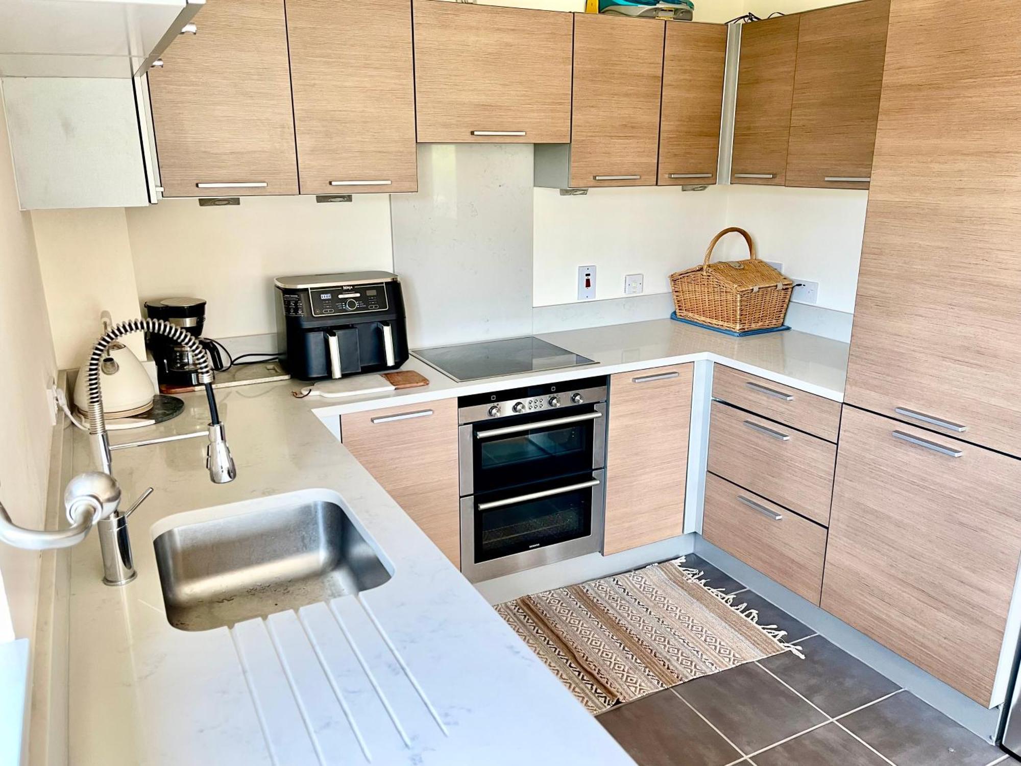 Apartment Waterfall Oasis: Luxury Wembley With Parking