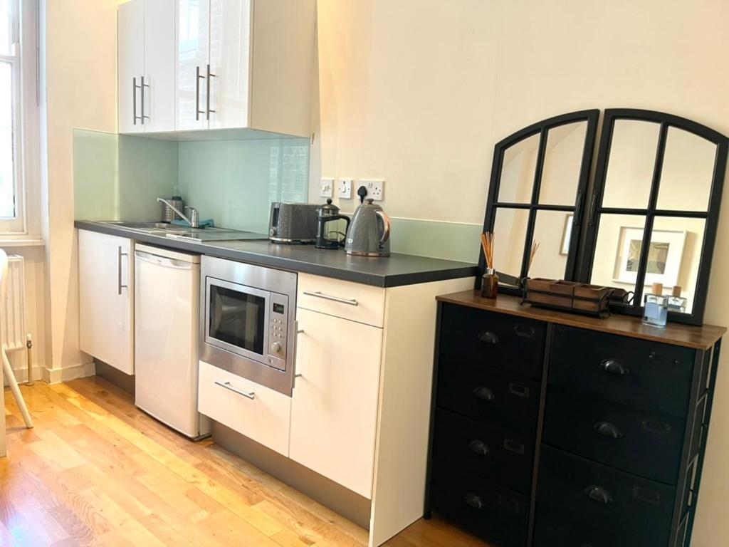 Bright And Airy One Bedroom Condo, Olympia, Kensington * Londres