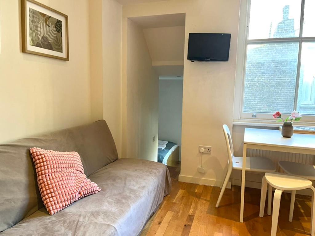 Bright And Airy One Bedroom Condo, Olympia, Kensington Apartamento Londres