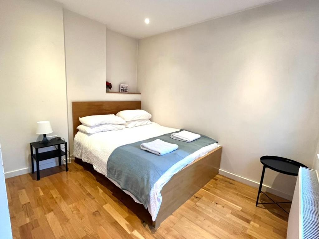Bright And Airy One Bedroom Condo, Olympia, Kensington Londres