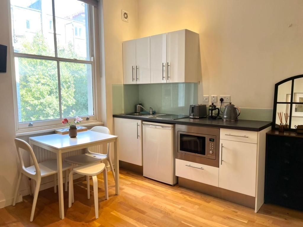Bright And Airy One Bedroom Condo, Olympia, Kensington Apartamento Londres