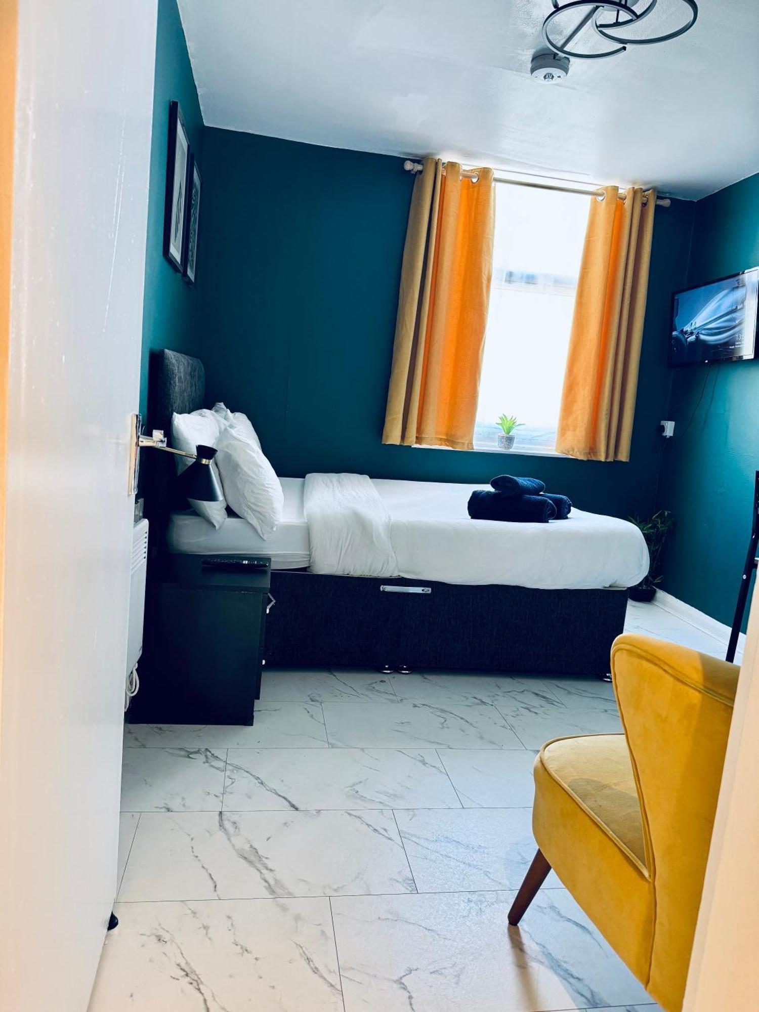 Private Flat In Centre Apartment *