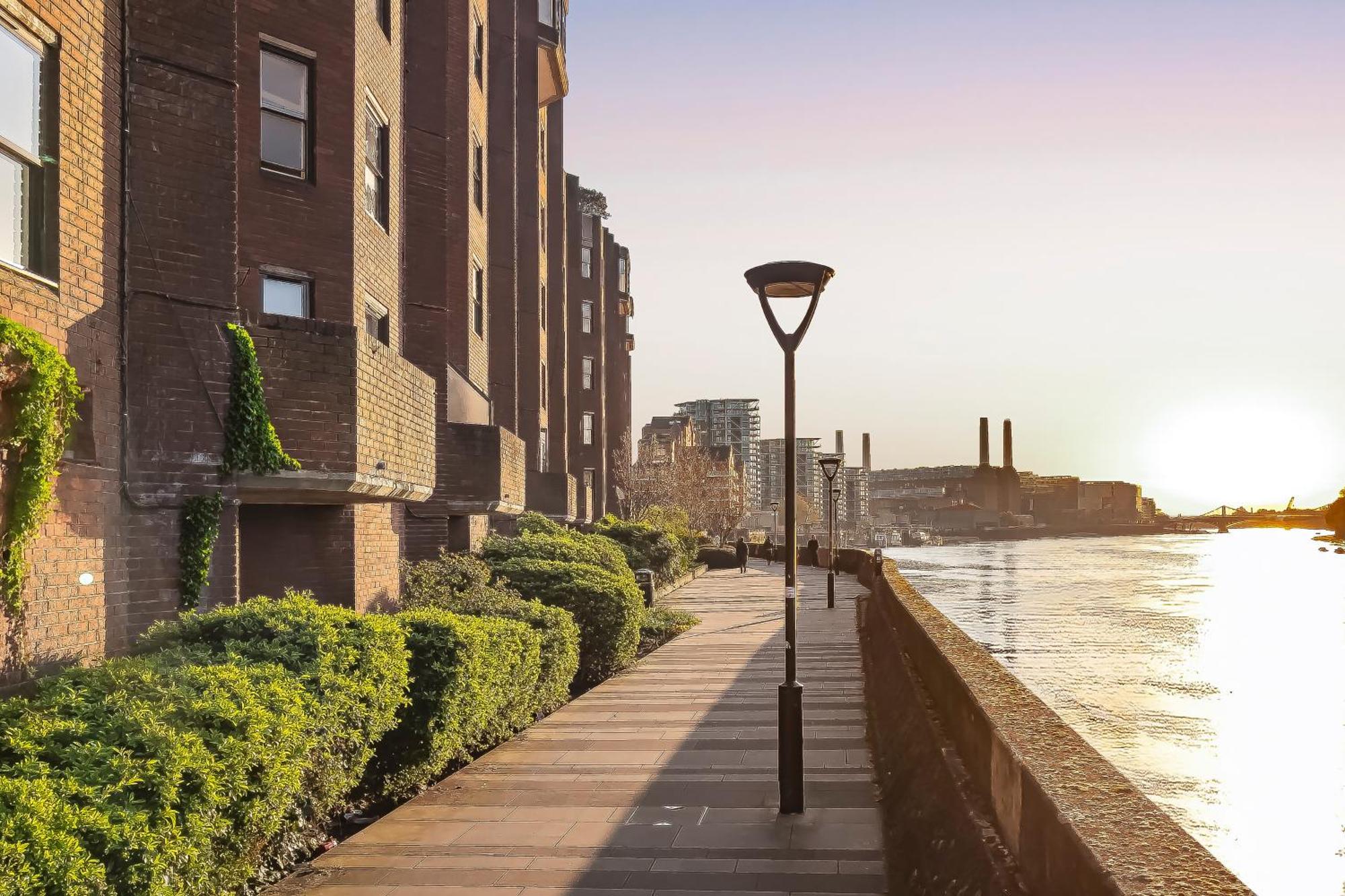 Riverside With Thames Views *