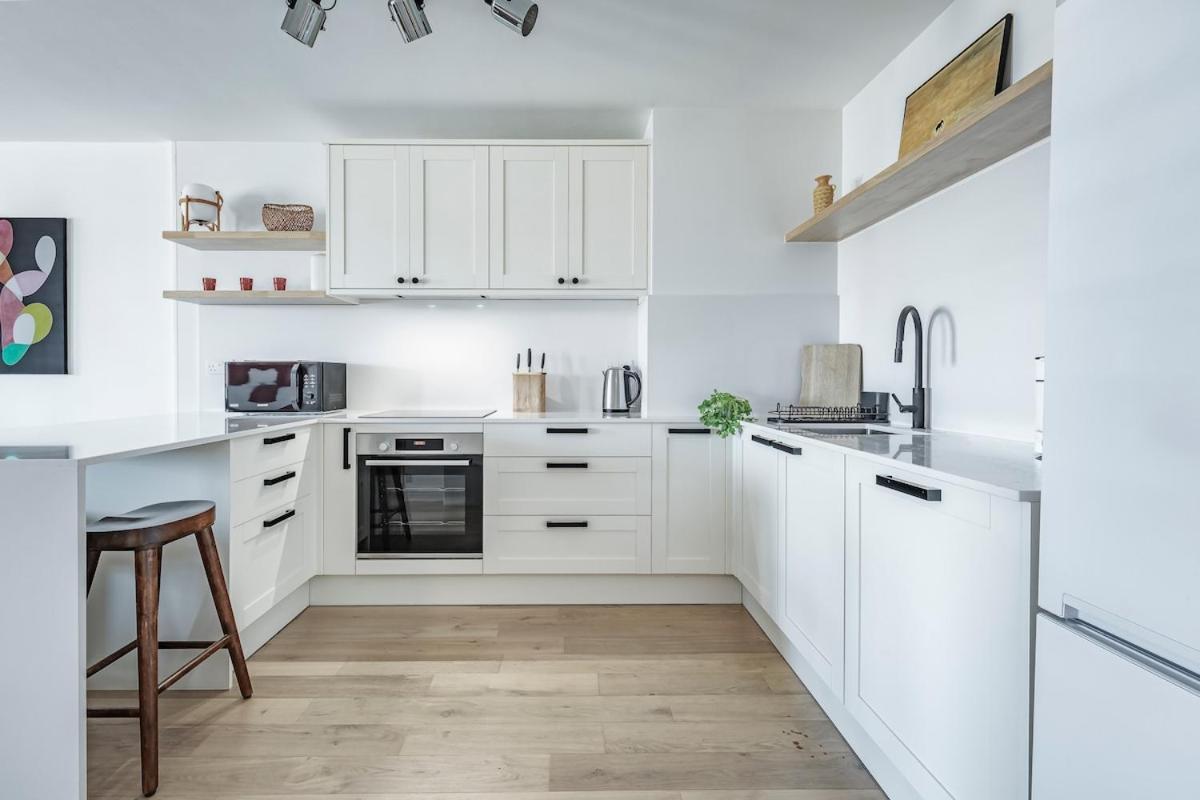 Riverside With Thames Views Apartment
