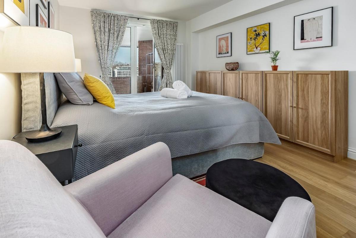 Riverside With Thames Views Apartment