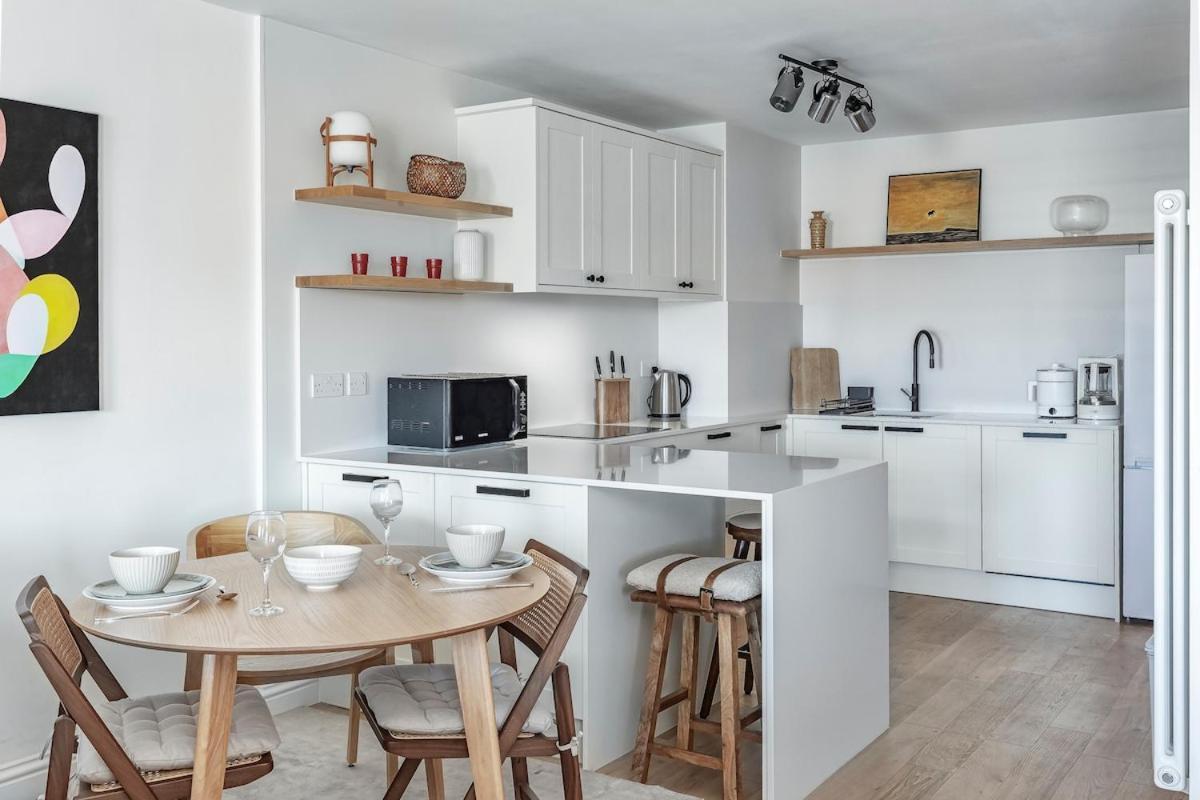 Riverside With Thames Views * London