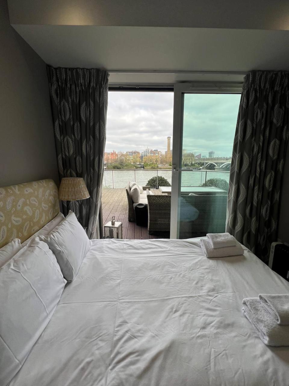 Chelsea Bridge Apartment *