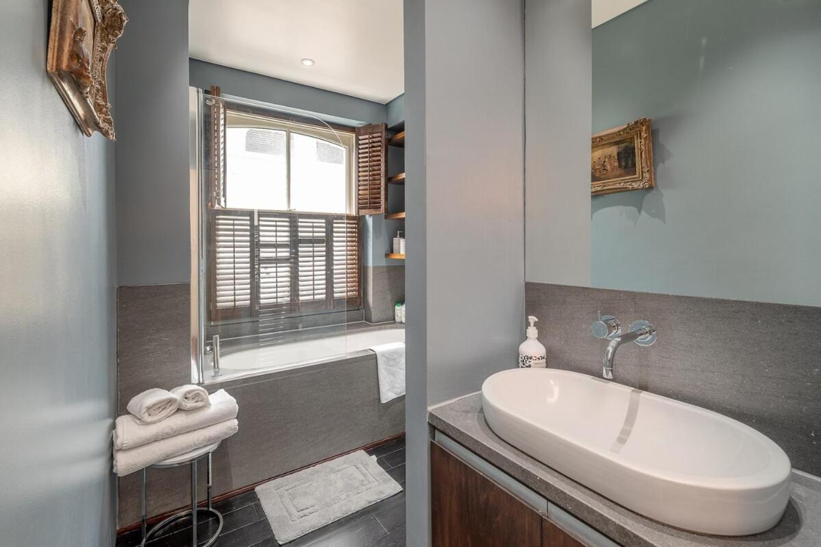 Brand New Refurbishment Townhouse In Notting Hill Near Portobello Road With Ac Air Conditioning & Roof Terrace Apartment London