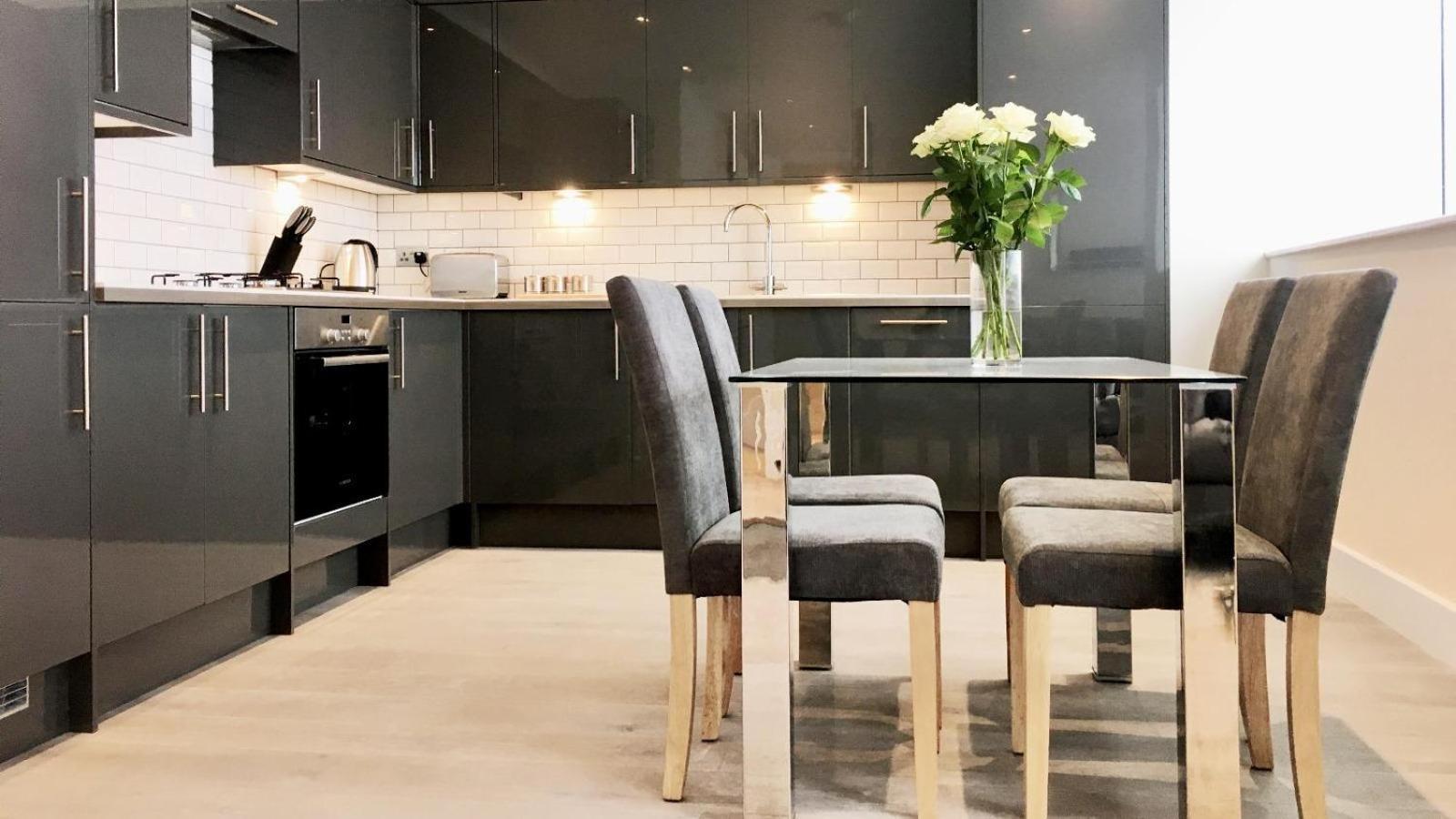Luxury Two Bedroom Living - & Westminster Apartment