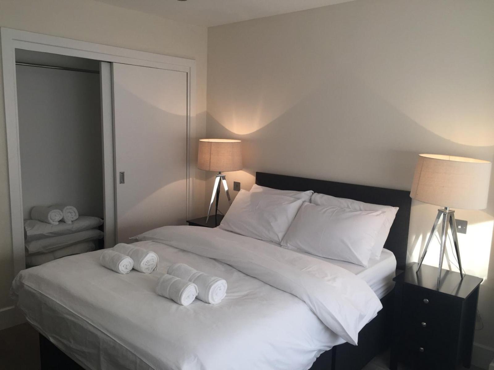 Luxury Two Bedroom Living - & Westminster Apartment