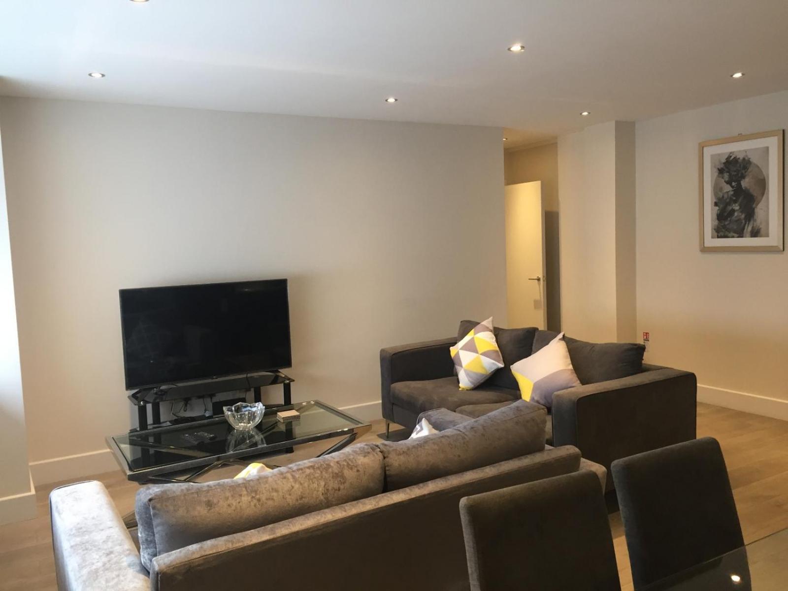 Luxury Two Bedroom Living - & Westminster Apartment *
