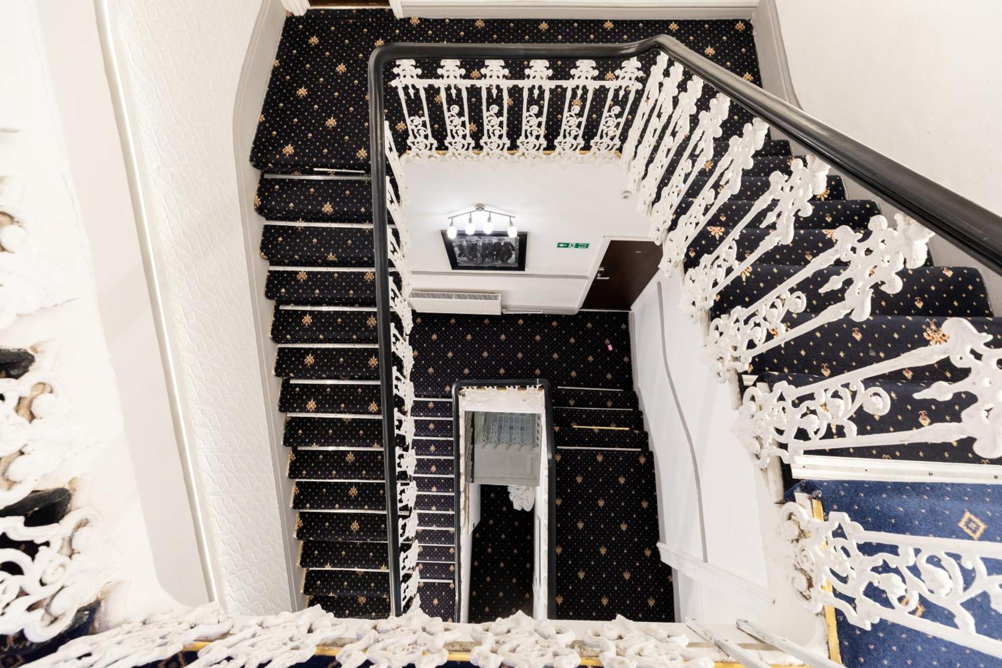 The Chapter - Hyde Park Hotel 2*